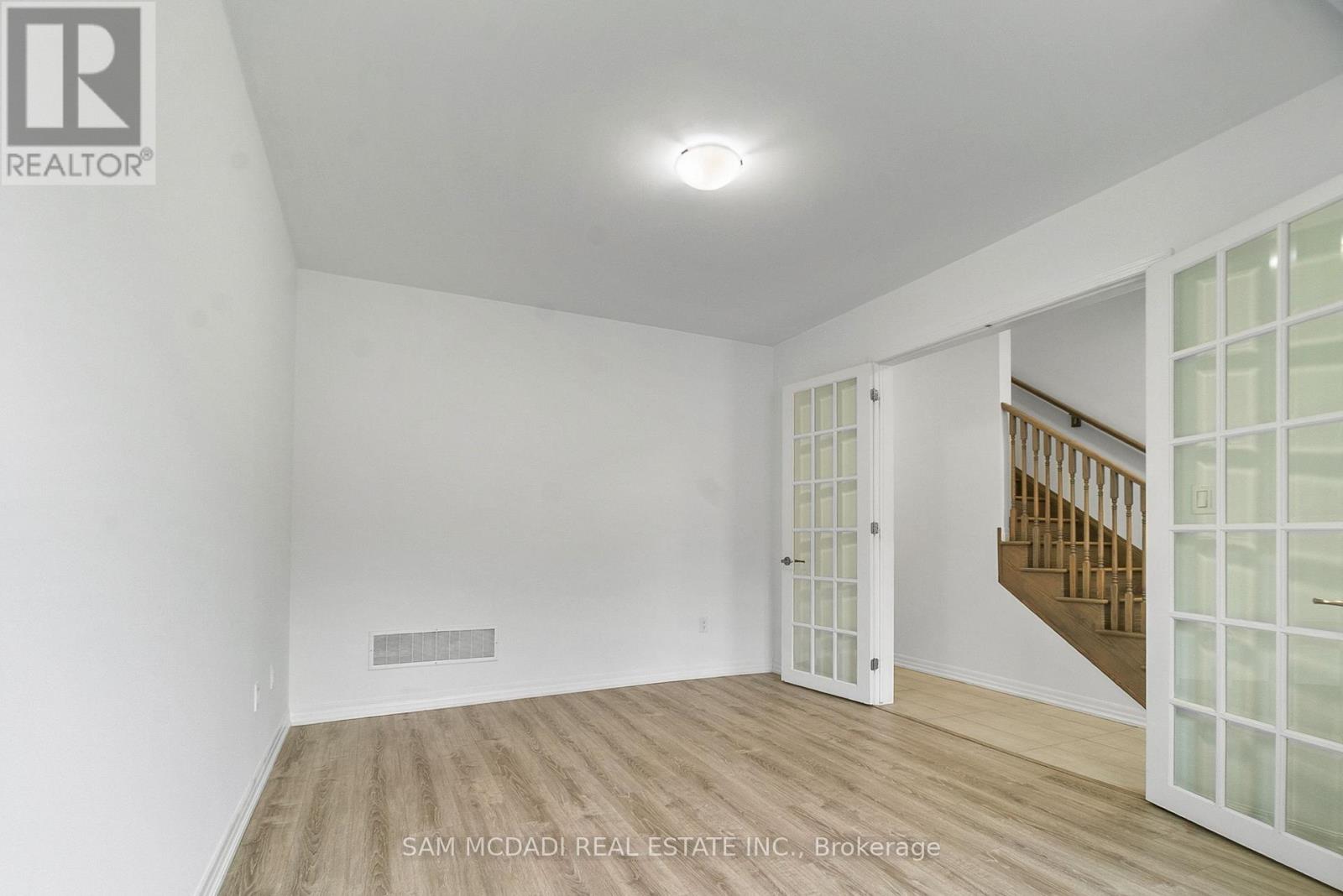 70 Huguenot Road, Oakville, Ontario  L6H 0X4 - Photo 35 - W12497882