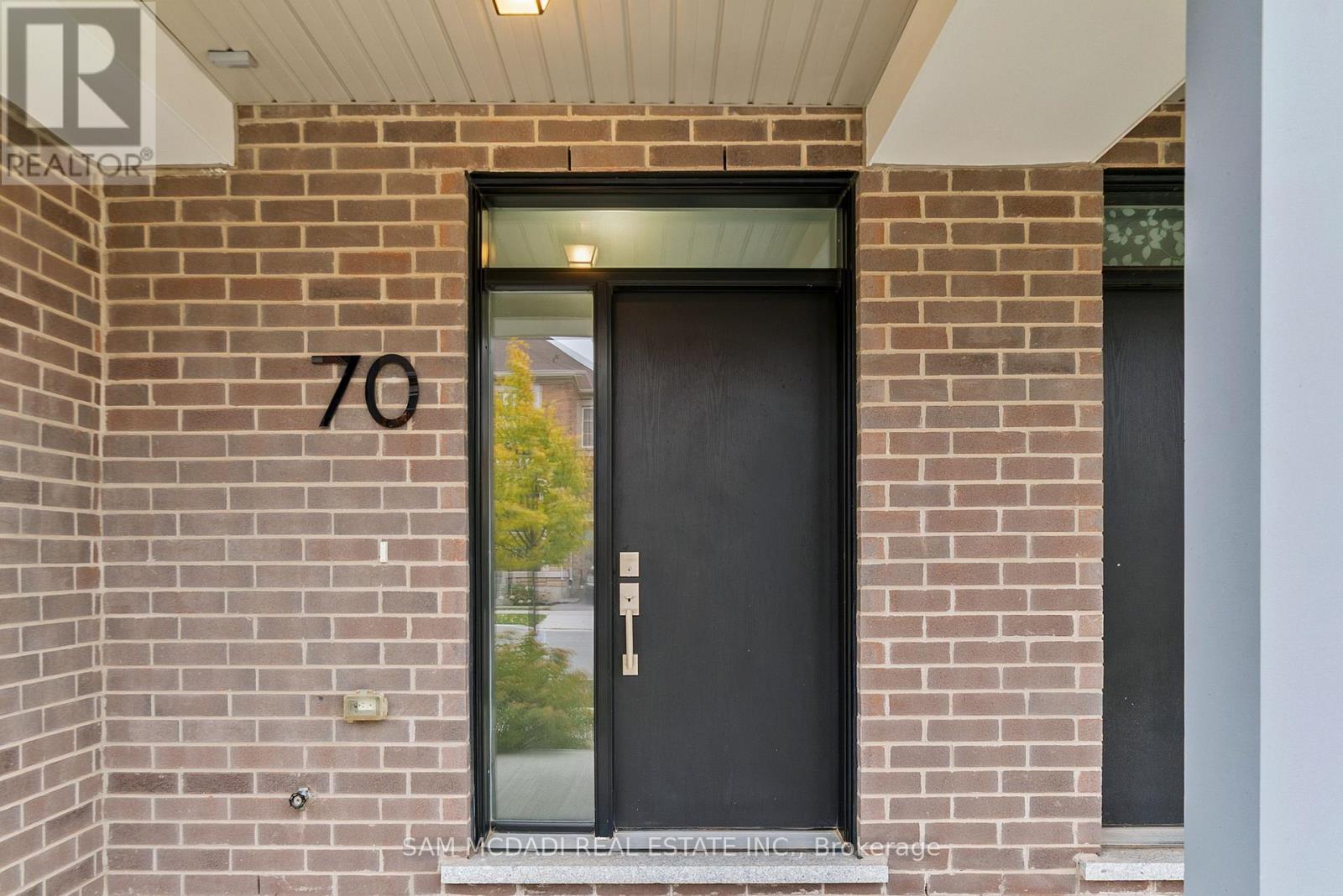 70 Huguenot Road, Oakville, Ontario  L6H 0X4 - Photo 4 - W12497882