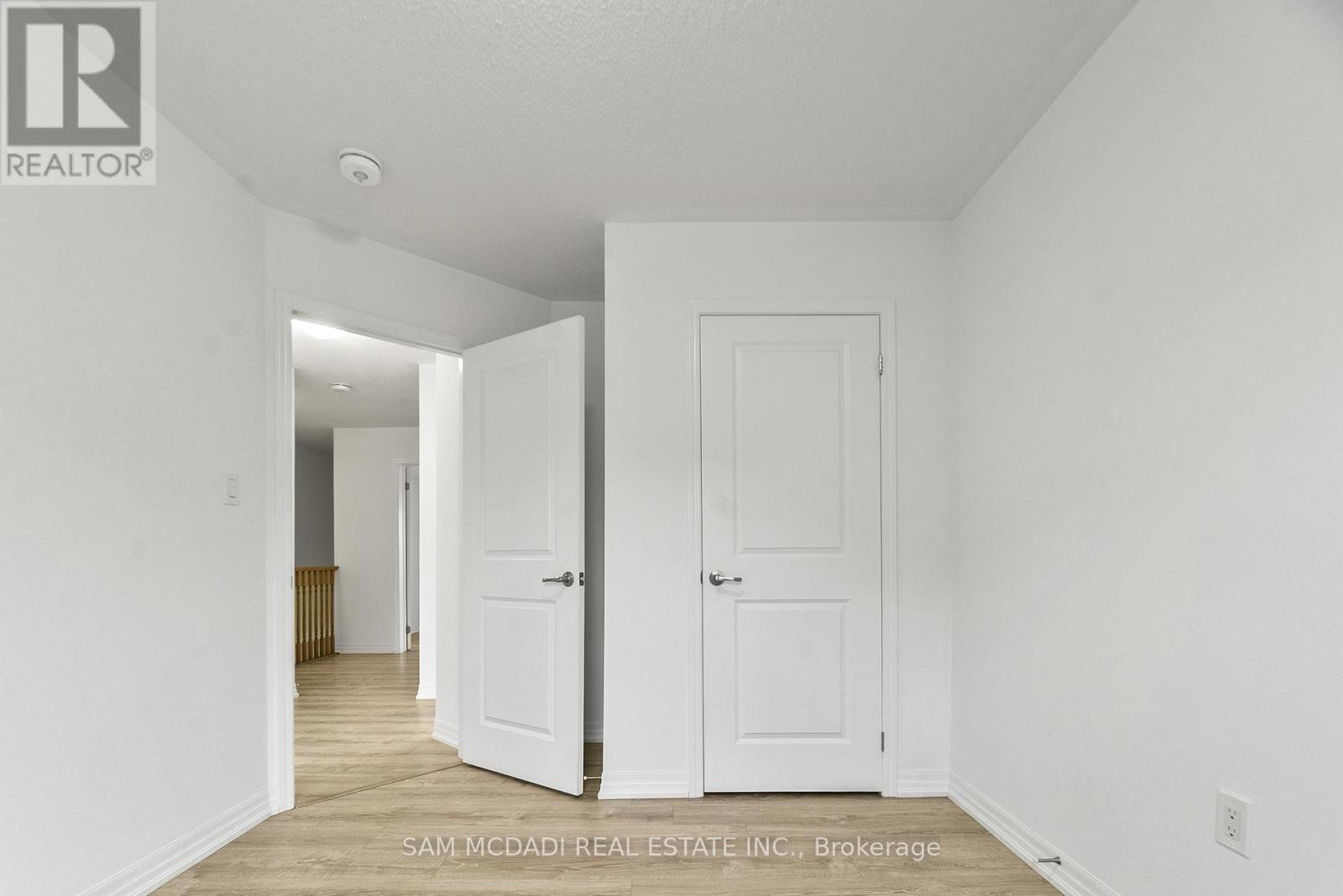 70 Huguenot Road, Oakville, Ontario  L6H 0X4 - Photo 6 - W12497882