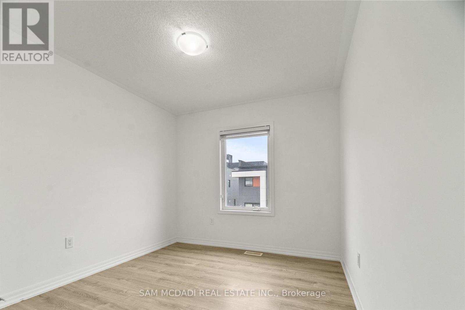 70 Huguenot Road, Oakville, Ontario  L6H 0X4 - Photo 7 - W12497882