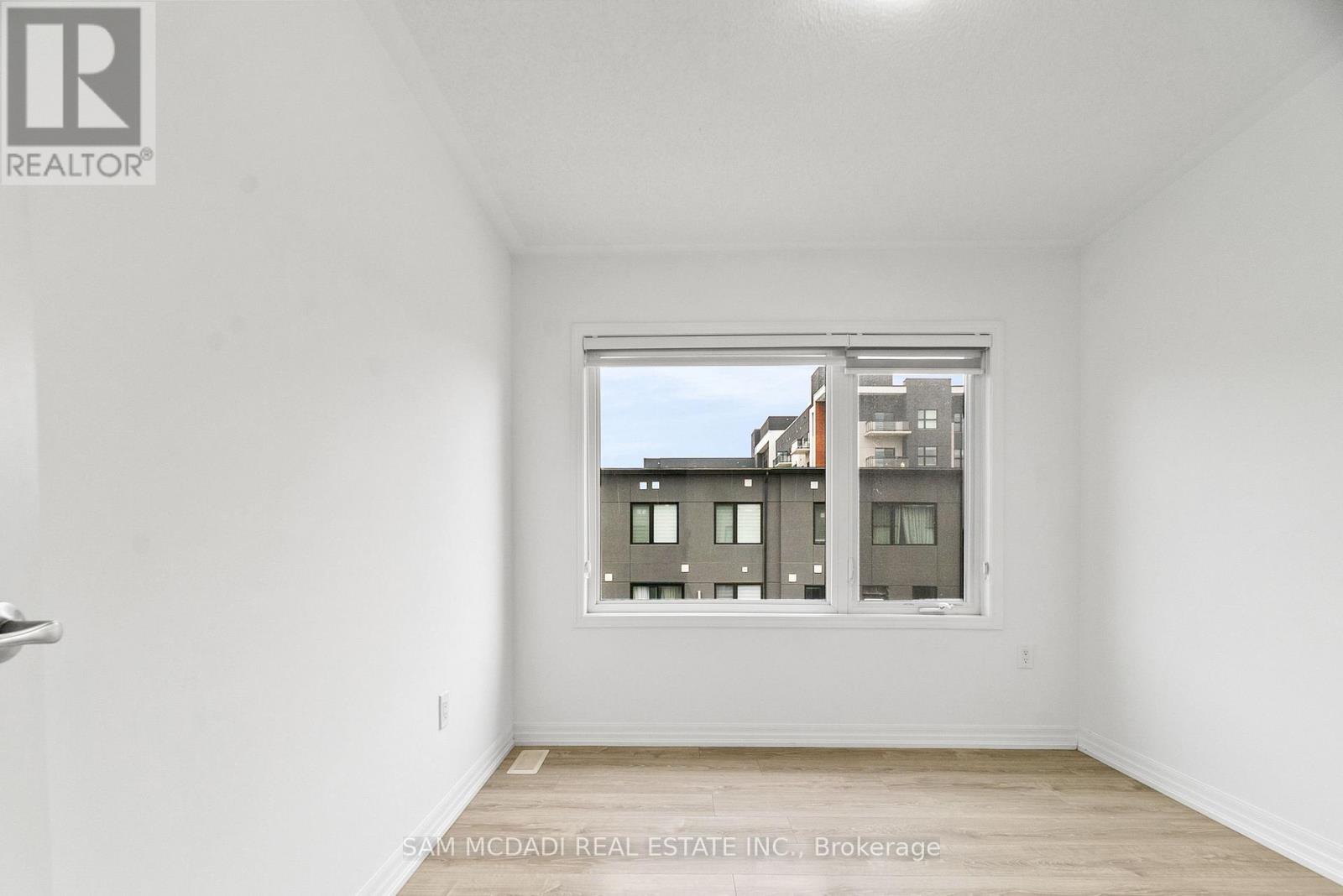 70 Huguenot Road, Oakville, Ontario  L6H 0X4 - Photo 9 - W12497882