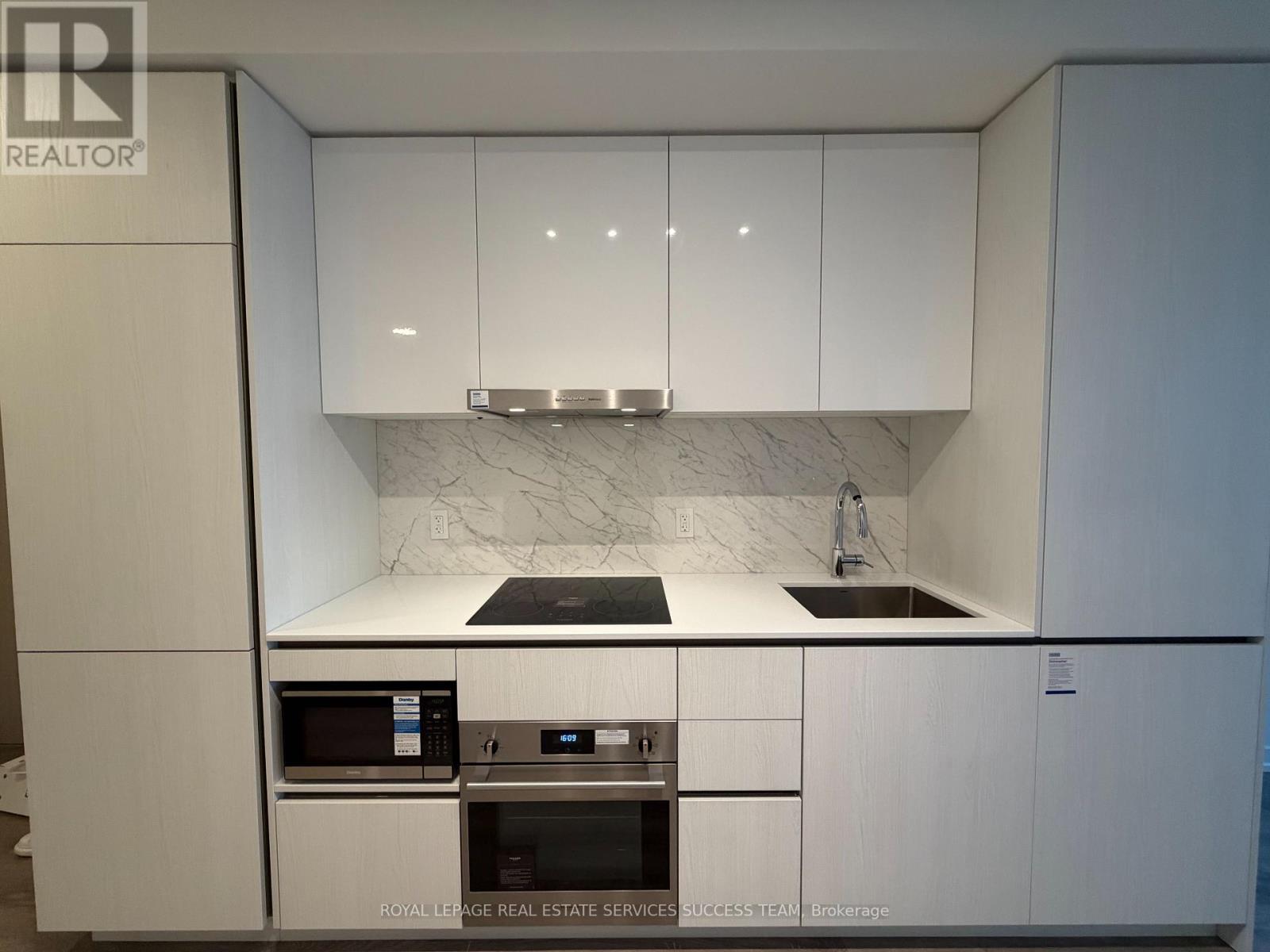 1107 - 8 Interchange Way, Vaughan, Ontario  L4K 0P9 - Photo 1 - N12531208