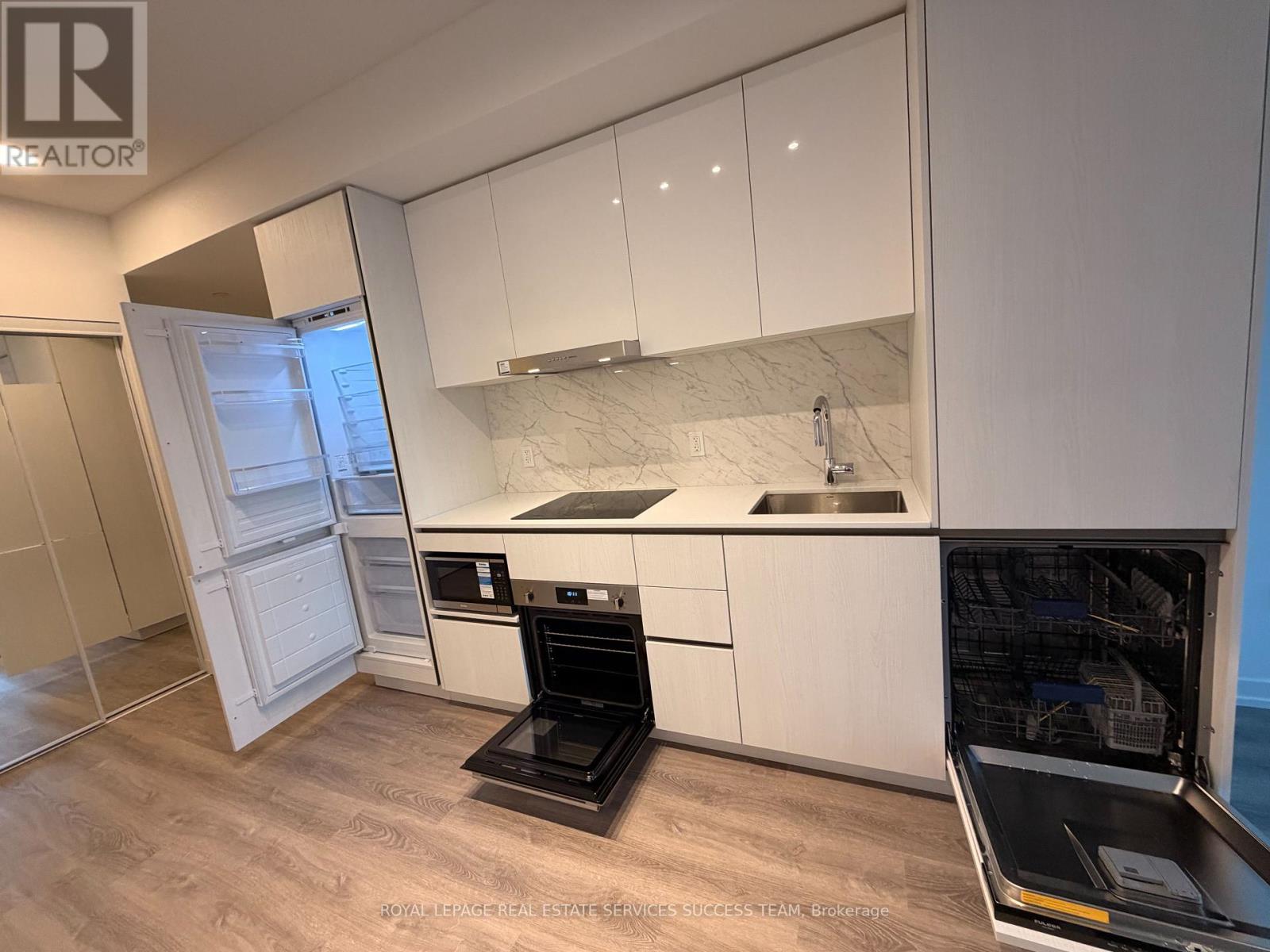 1107 - 8 Interchange Way, Vaughan, Ontario  L4K 0P9 - Photo 3 - N12531208