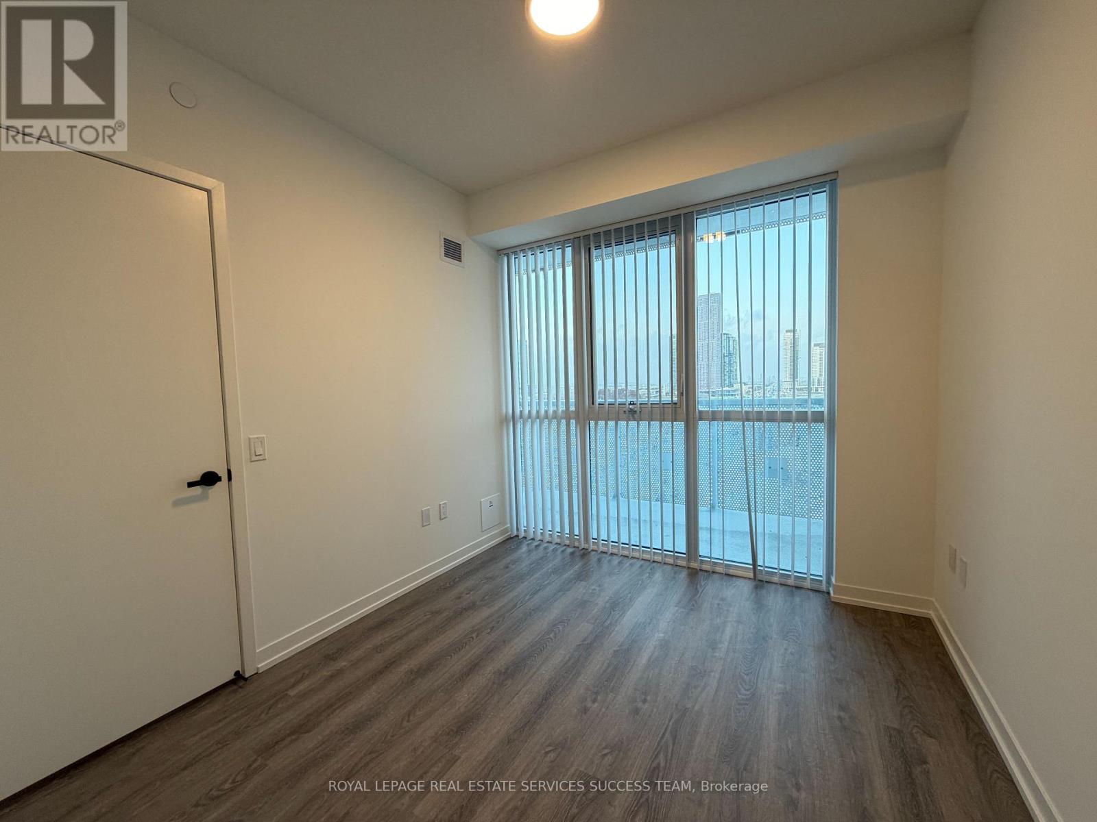 1107 - 8 Interchange Way, Vaughan, Ontario  L4K 0P9 - Photo 7 - N12531208