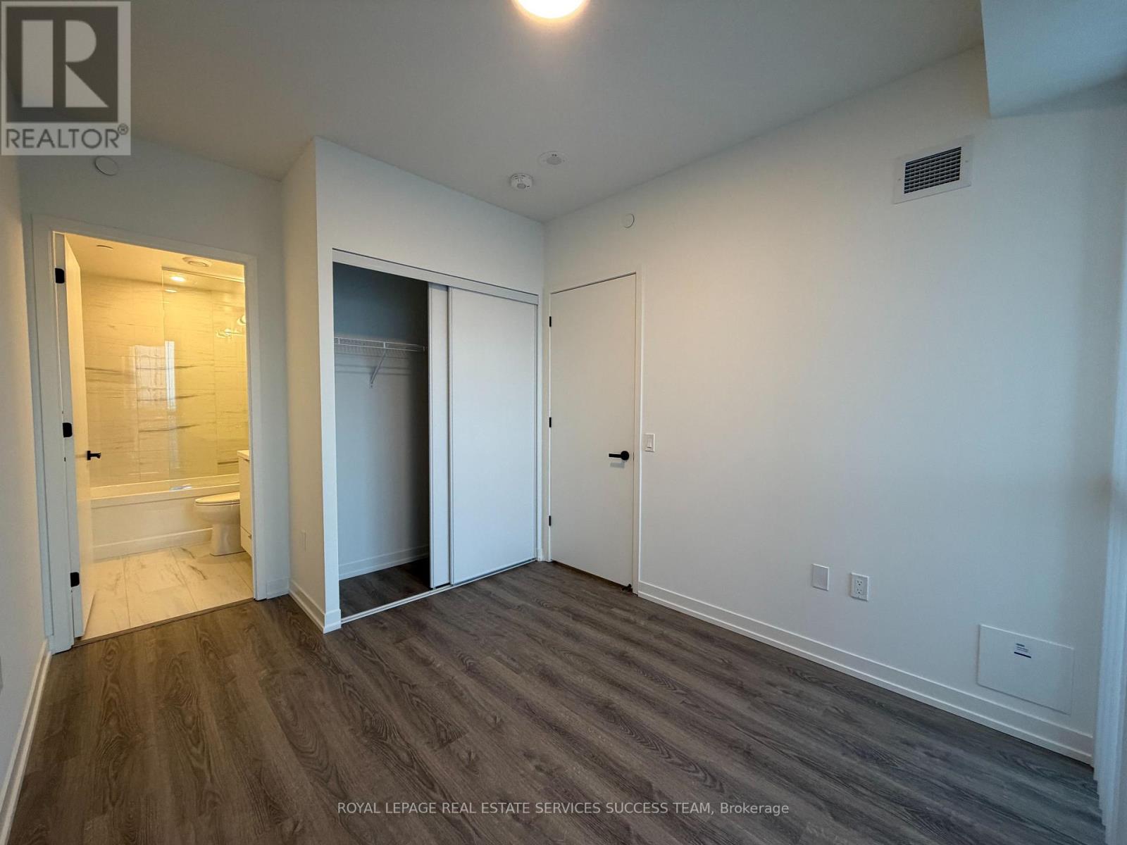 1107 - 8 Interchange Way, Vaughan, Ontario  L4K 0P9 - Photo 8 - N12531208