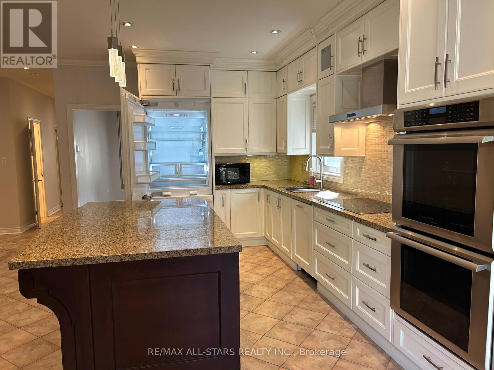 Full House - 171 Shaftsbury Avenue, Richmond Hill, Ontario  L4C 0G2 - Photo 5 - N12531214