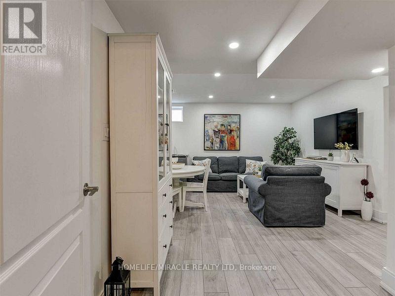 449 Landsborough Avenue, Milton, Ontario  L9T 7X7 - Photo 3 - W12531188