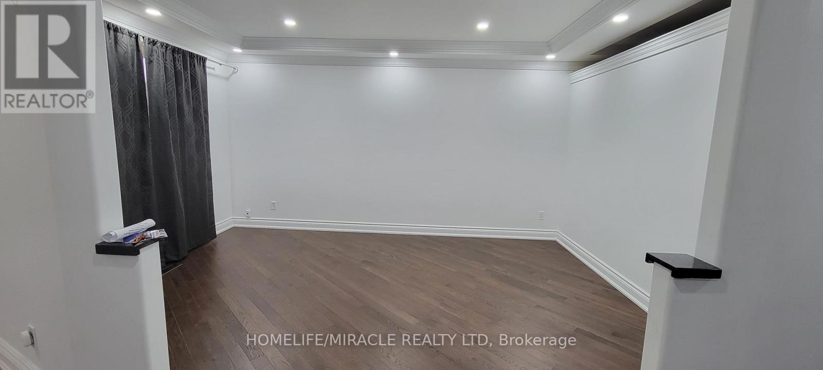 73 Dumfries Avenue, Brampton, Ontario  L6Z 2X9 - Photo 5 - W12531216