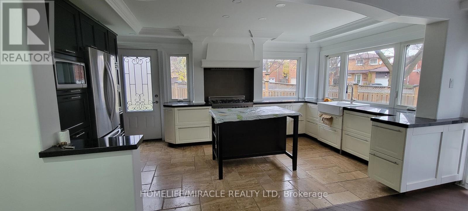 73 Dumfries Avenue, Brampton, Ontario  L6Z 2X9 - Photo 7 - W12531216