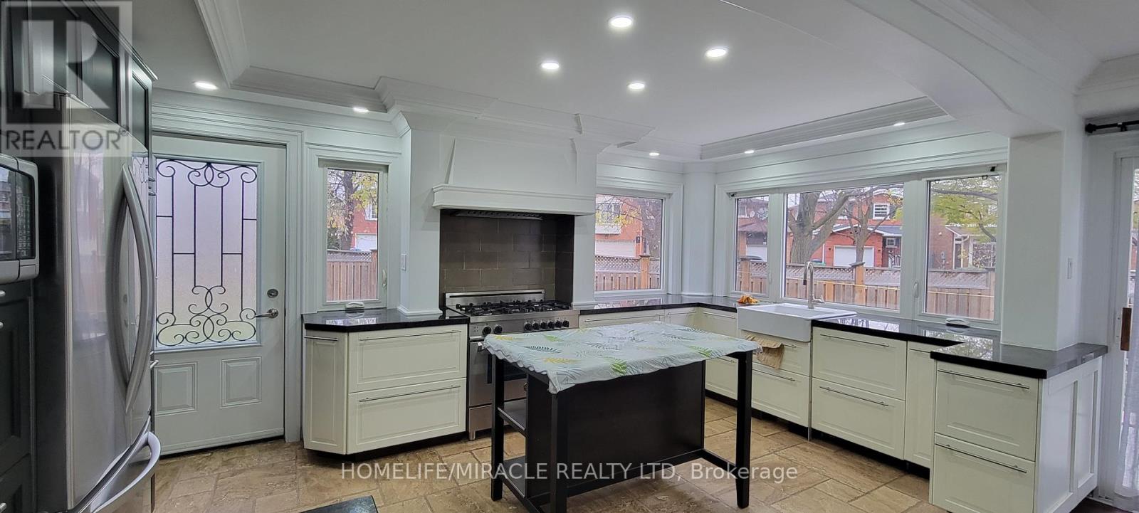 73 Dumfries Avenue, Brampton, Ontario  L6Z 2X9 - Photo 8 - W12531216