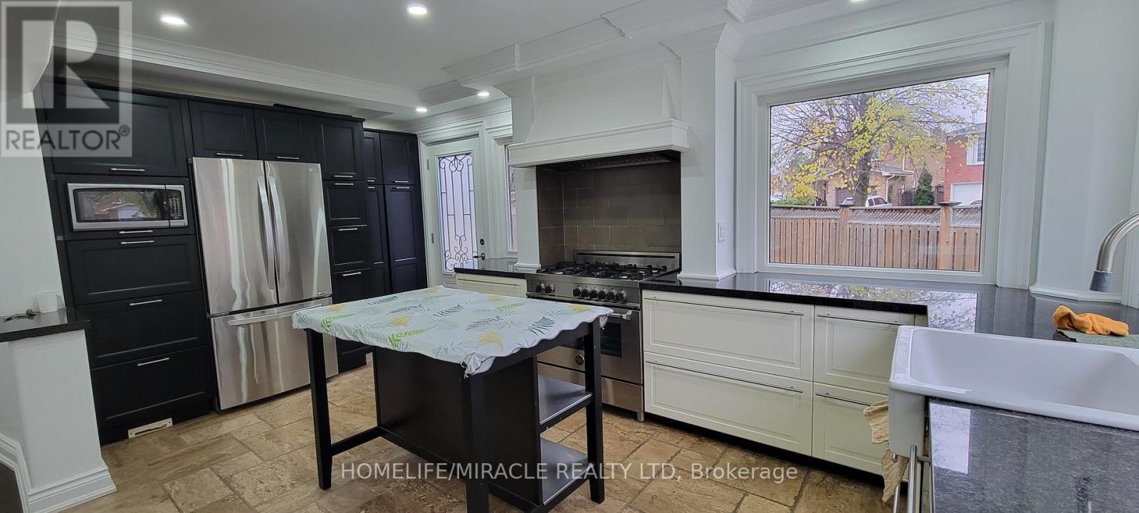 73 Dumfries Avenue, Brampton, Ontario  L6Z 2X9 - Photo 9 - W12531216