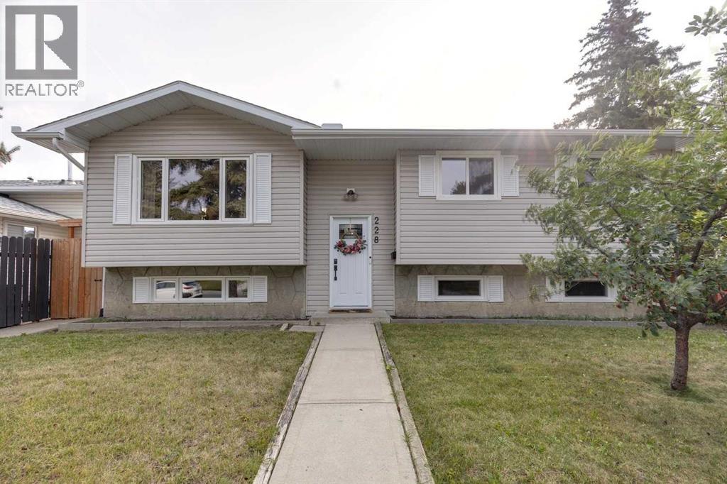 228 Penbrooke Way Se, Calgary, Alberta  T2A 3S8 - Photo 1 - A2257268