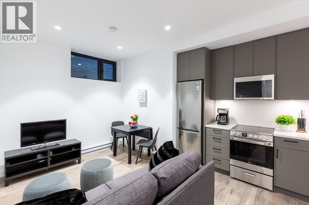 3256 WEST 16 AVENUE, Vancouver, British Columbia