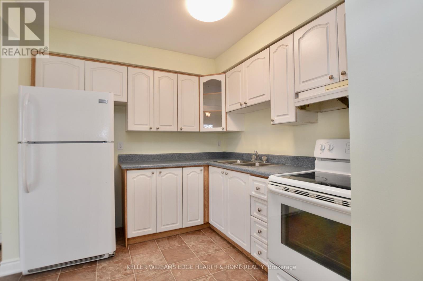 2 - 977 Francis Road, Burlington, Ontario  L7T 3Z1 - Photo 5 - W12531244