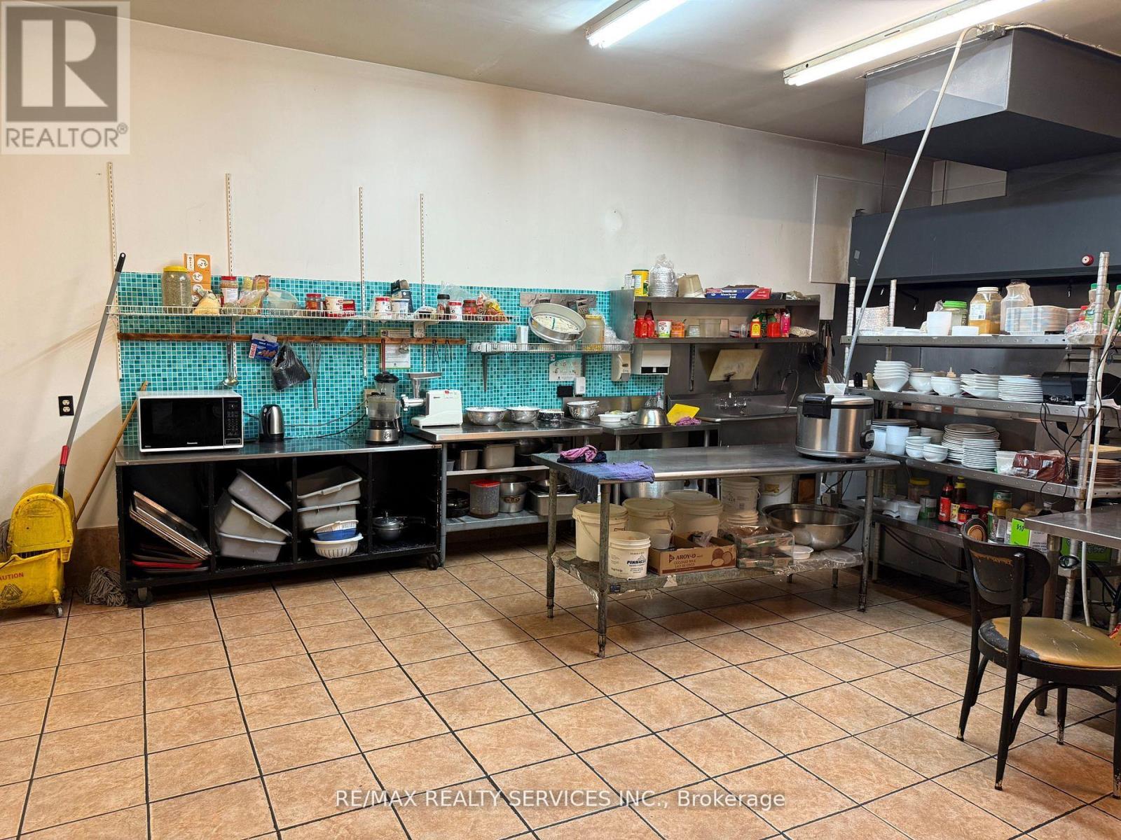 354 Main Street W, Hamilton, Ontario  L8P 1K2 - Photo 9 - X12485821