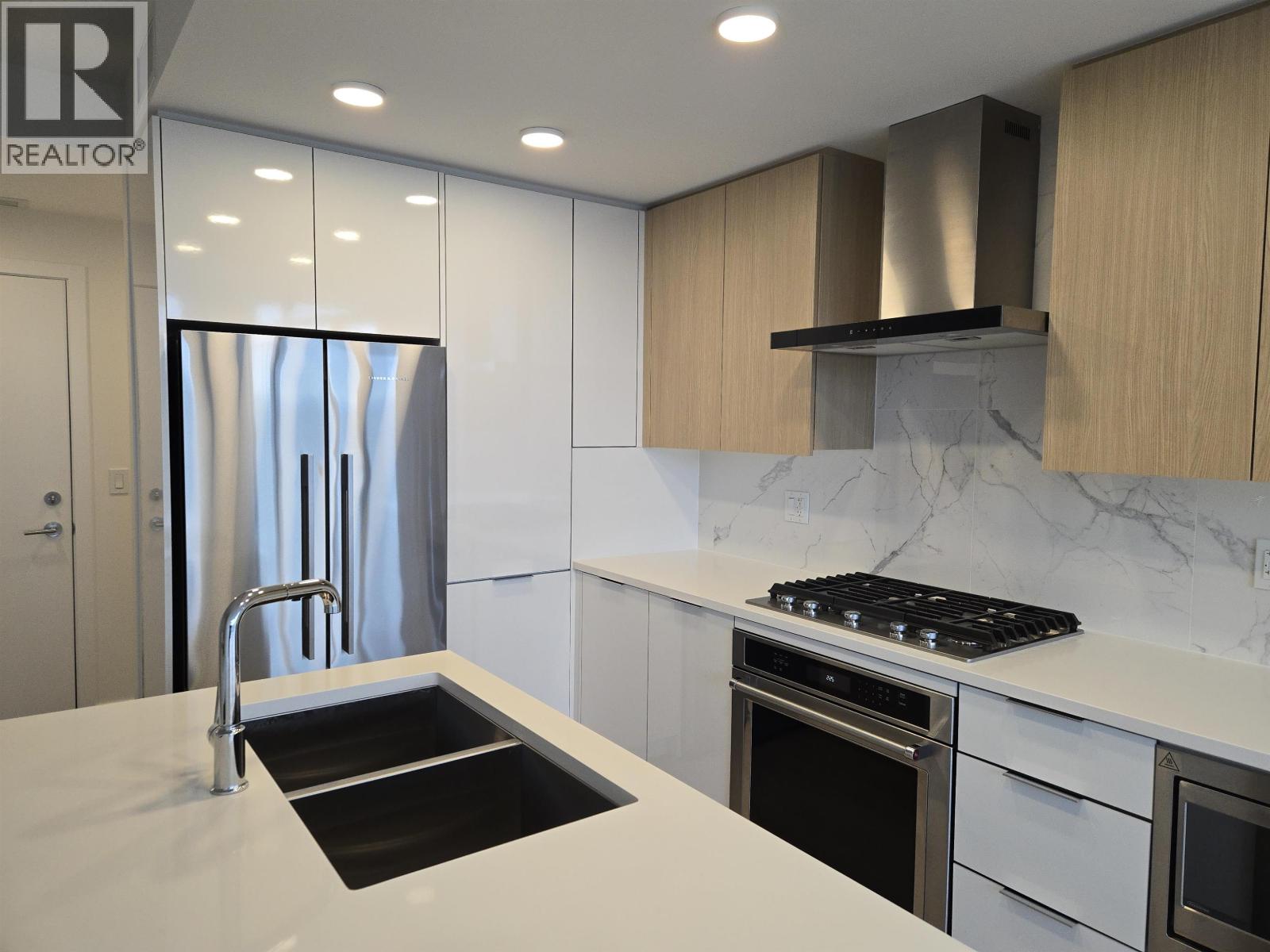 407 7769 PARK CRESCENT, Burnaby, British Columbia