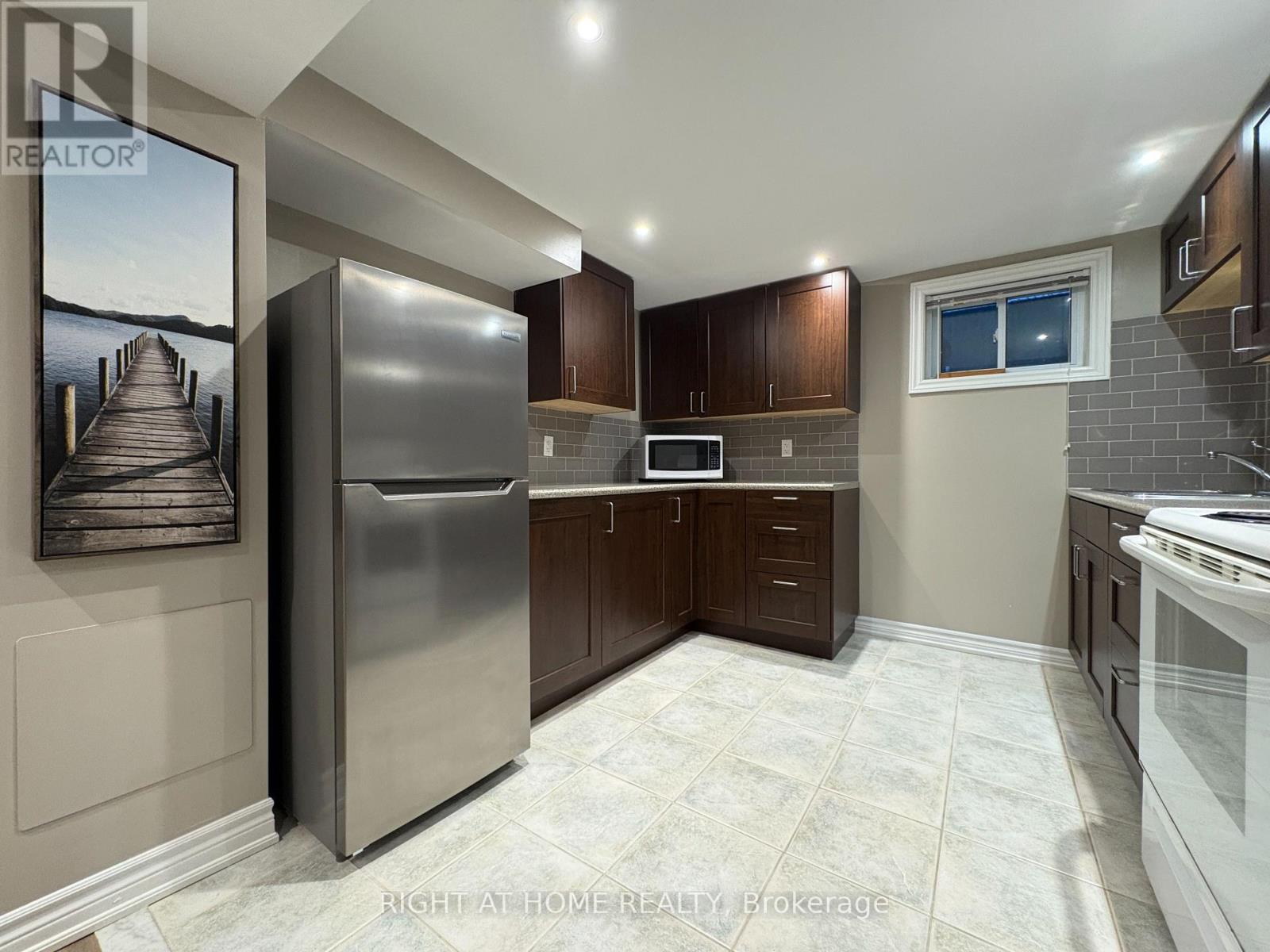 Lower - 975 Mink Street, Pickering, Ontario  L1W 2G6 - Photo 2 - E12531344