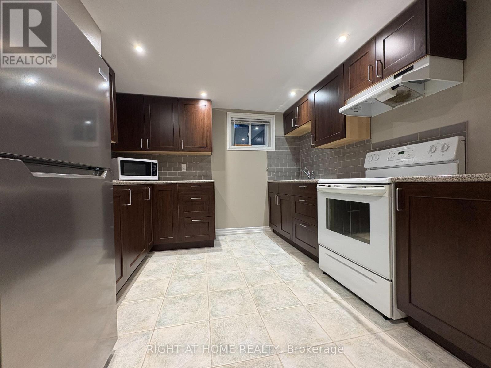 Lower - 975 Mink Street, Pickering, Ontario  L1W 2G6 - Photo 3 - E12531344