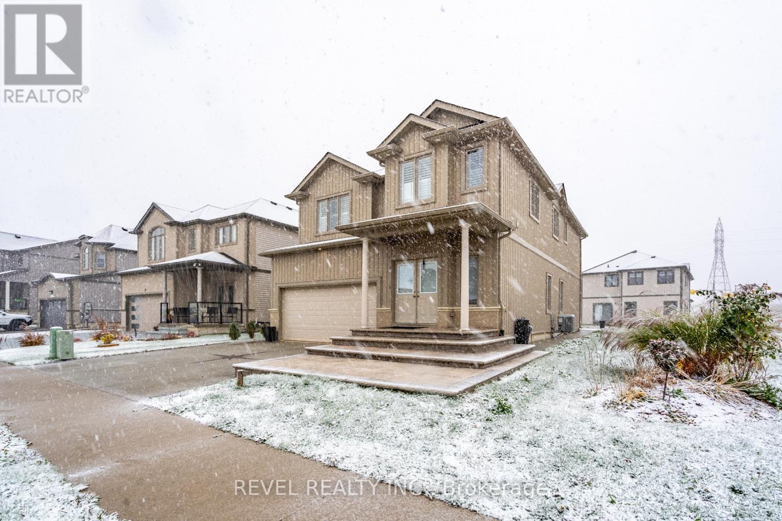 32 Barker Parkway, Thorold, Ontario  L2V 0H3 - Photo 2 - X12531370