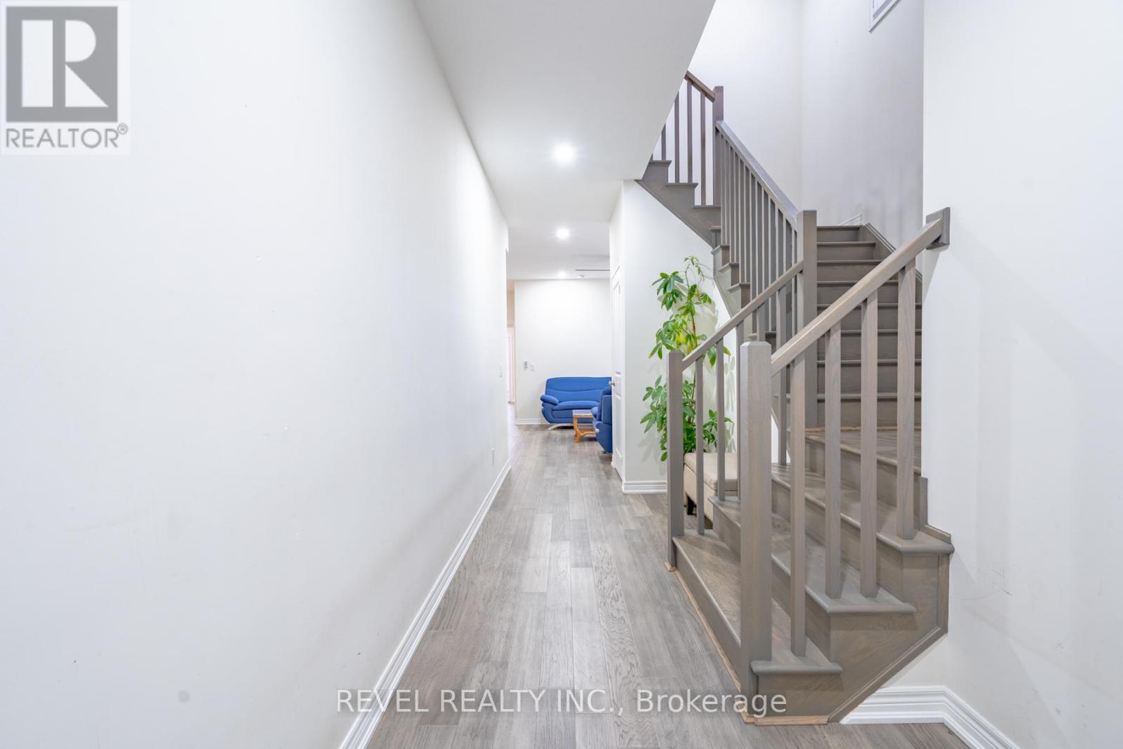 32 Barker Parkway, Thorold, Ontario  L2V 0H3 - Photo 3 - X12531370