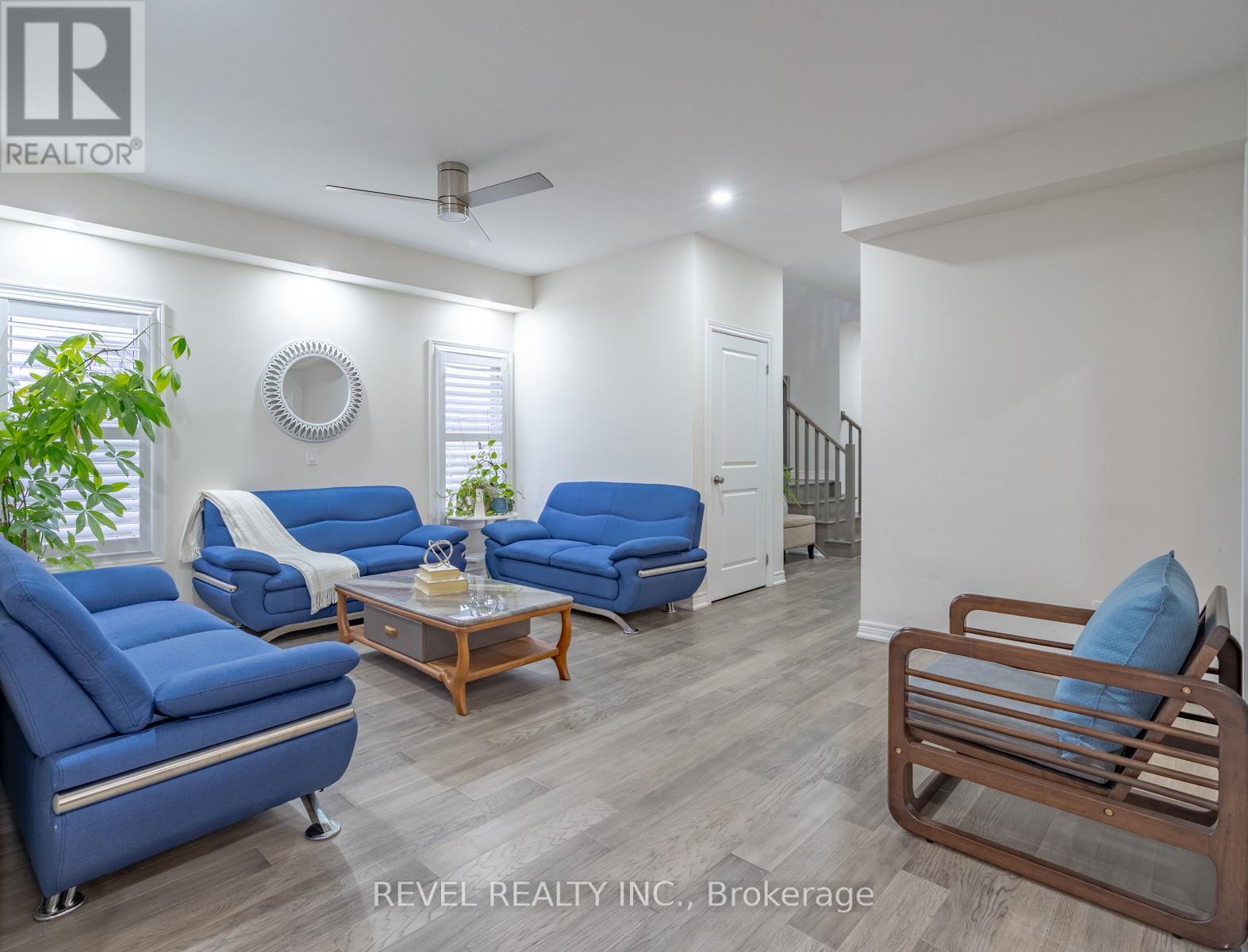 32 Barker Parkway, Thorold, Ontario  L2V 0H3 - Photo 4 - X12531370