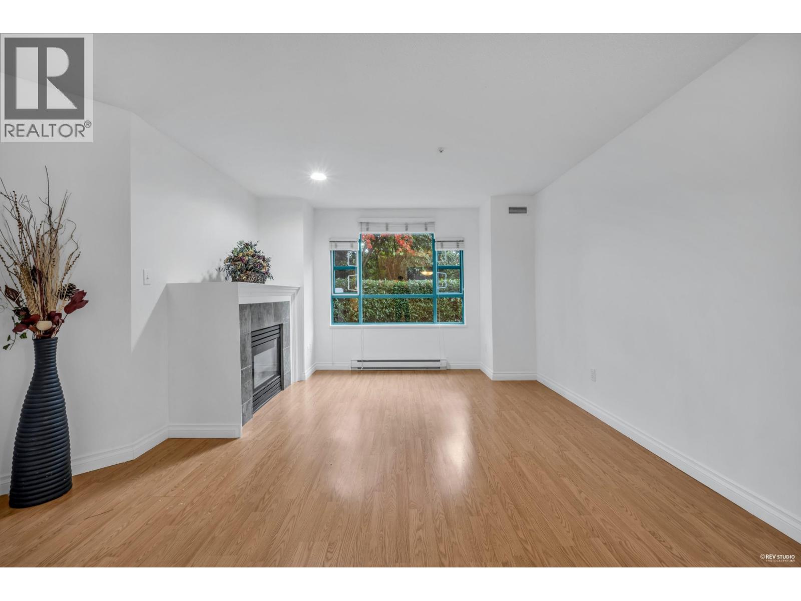 104e 3081 Glen Drive, Coquitlam, British Columbia  V3B 2P8 - Photo 2 - R3066310