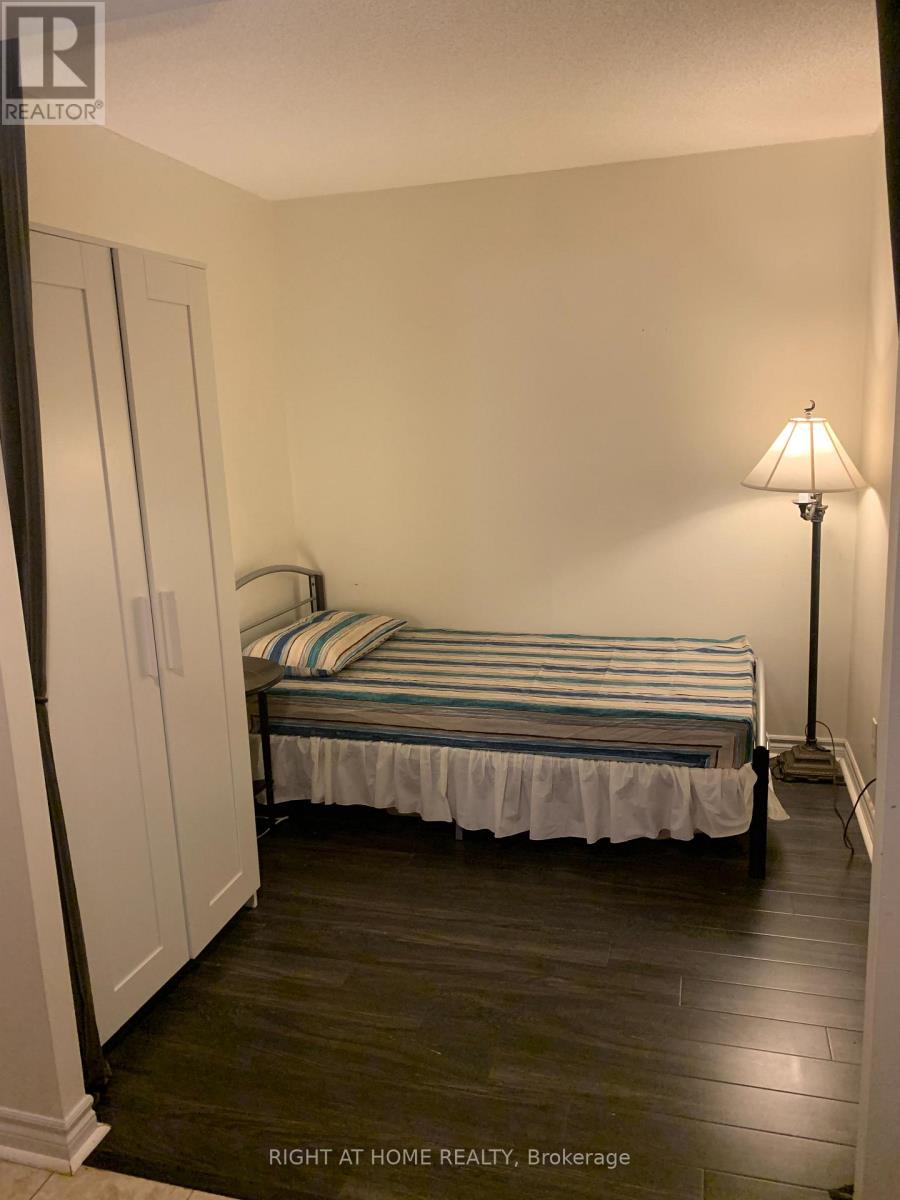 901 - 130 Pond Drive, Markham, Ontario  L3T 7W5 - Photo 2 - N12531430