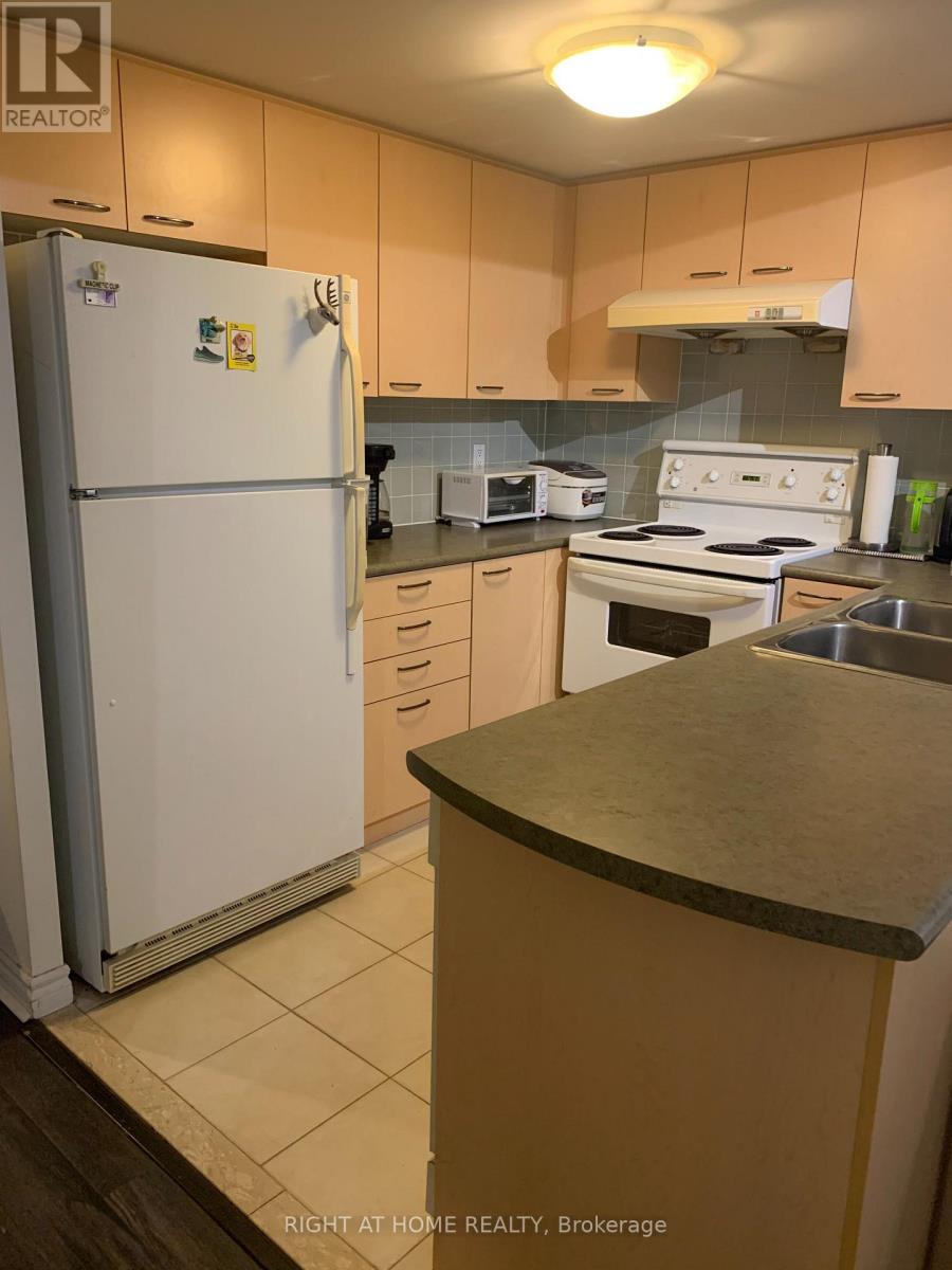 901 - 130 Pond Drive, Markham, Ontario  L3T 7W5 - Photo 4 - N12531430