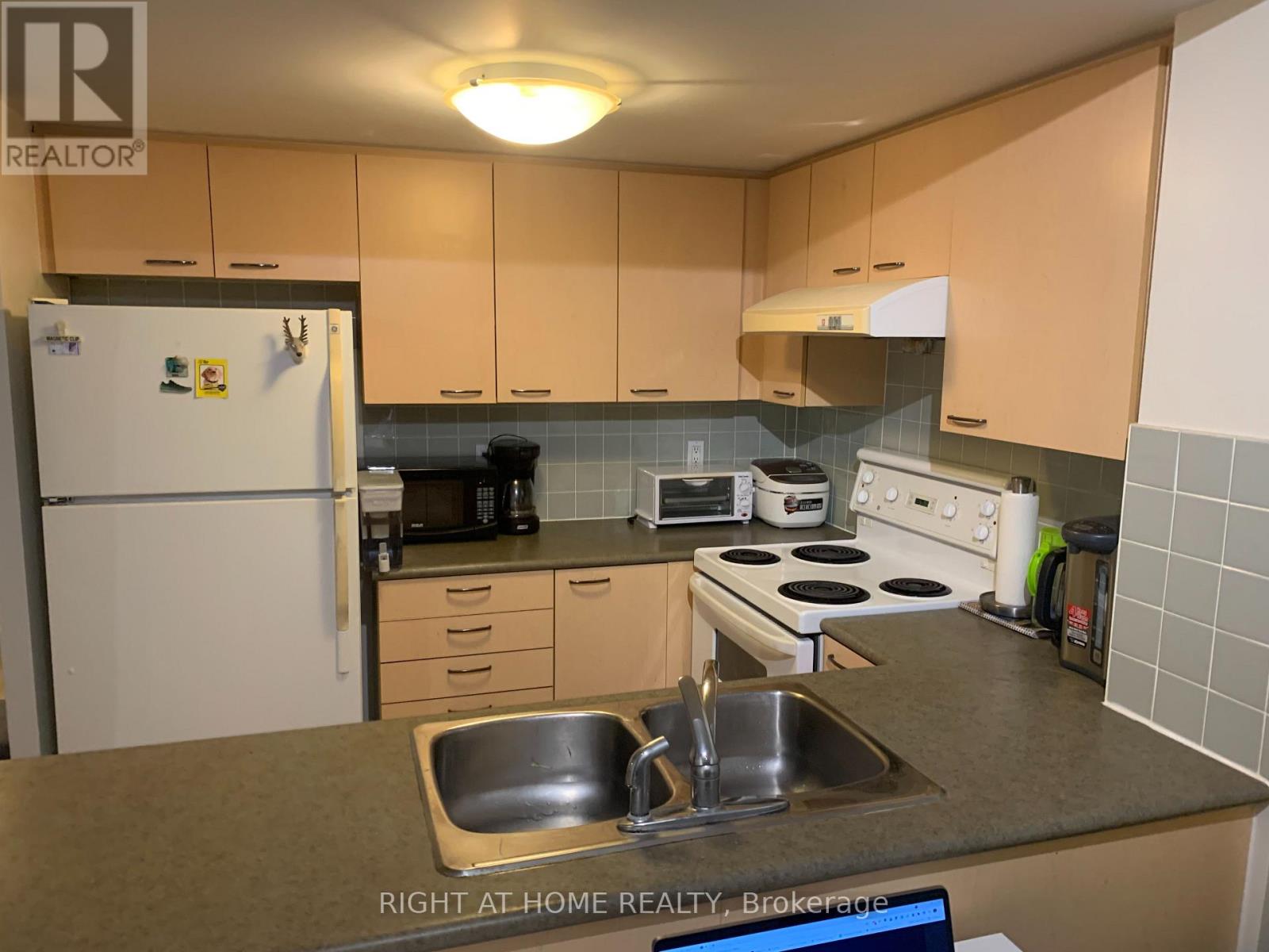 901 - 130 Pond Drive, Markham, Ontario  L3T 7W5 - Photo 8 - N12531430