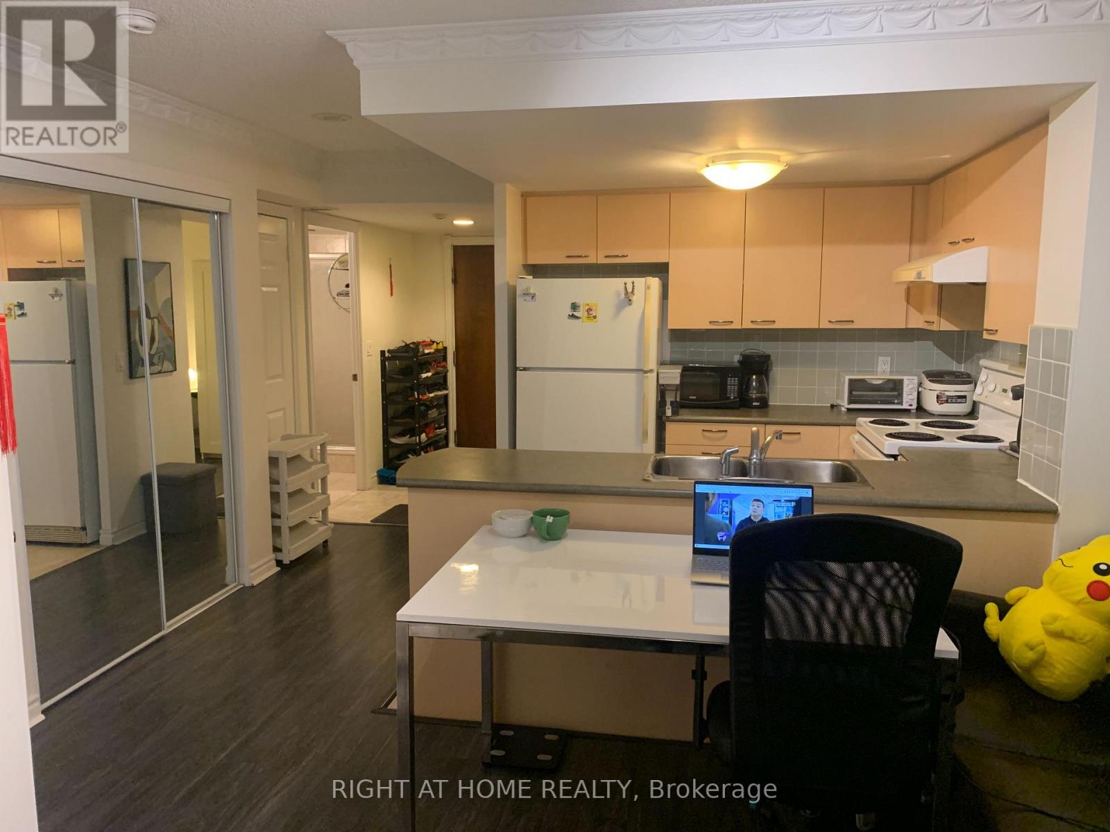 901 - 130 Pond Drive, Markham, Ontario  L3T 7W5 - Photo 9 - N12531430