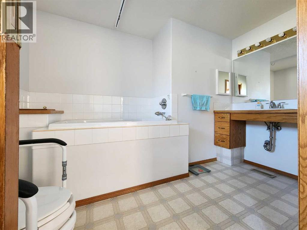 5323 3 Street W, Claresholm, Alberta  T0L 0T0 - Photo 11 - A2265028