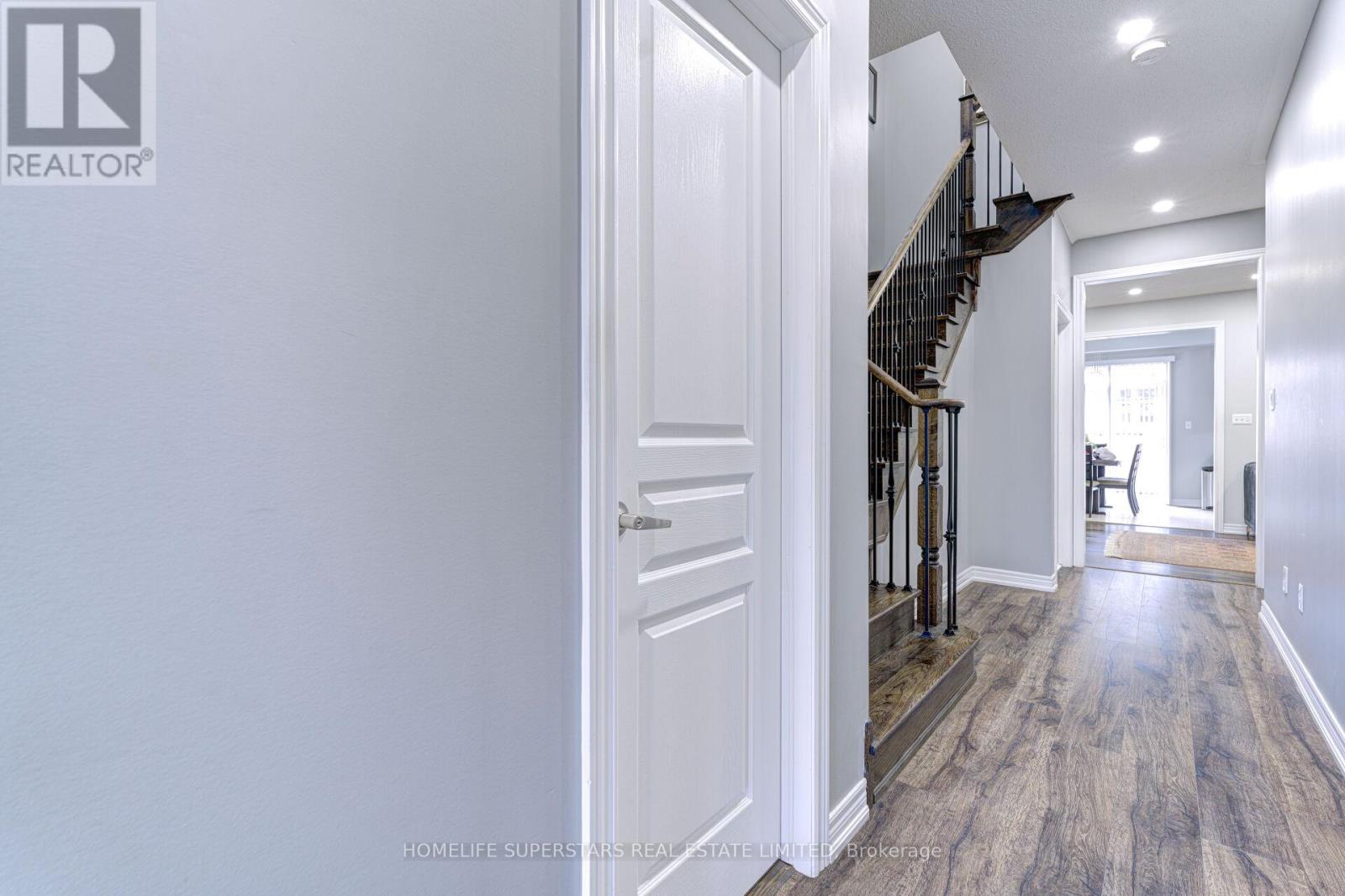 5606 Ethan Drive, Mississauga, Ontario  L5M 0N2 - Photo 4 - W12531428