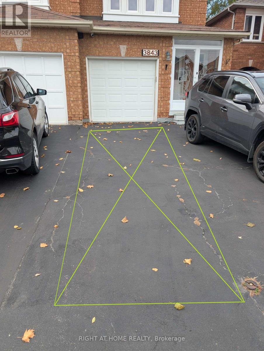 #upper - 3843 Densbury Drive, Mississauga, Ontario  L5N 6Z3 - Photo 2 - W12531444