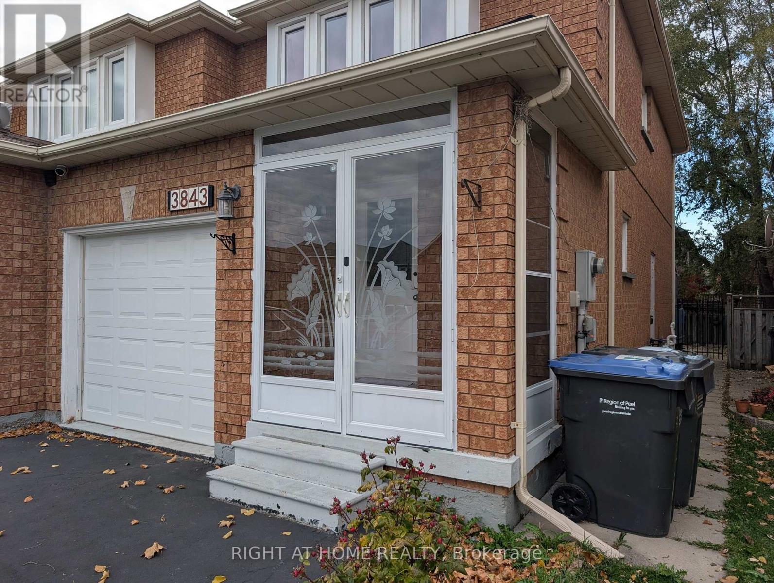 #upper - 3843 Densbury Drive, Mississauga, Ontario  L5N 6Z3 - Photo 3 - W12531444