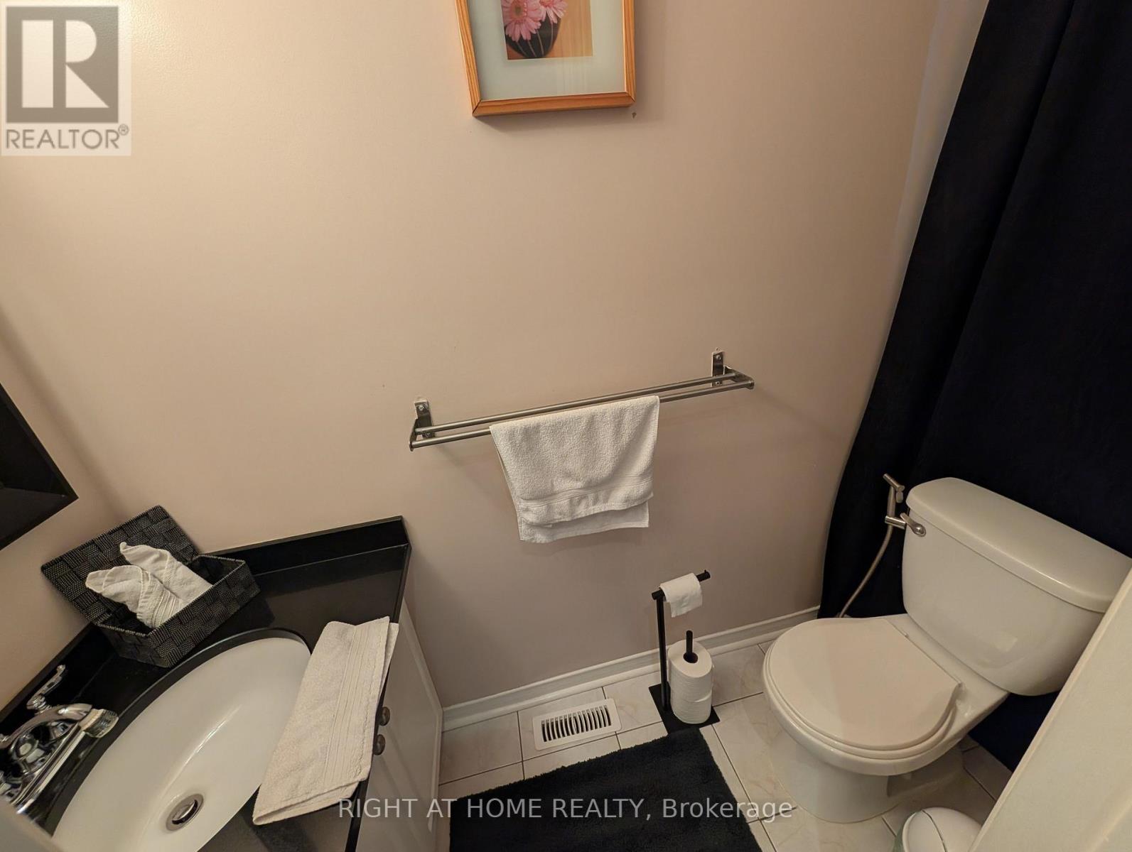 #upper - 3843 Densbury Drive, Mississauga, Ontario  L5N 6Z3 - Photo 5 - W12531444