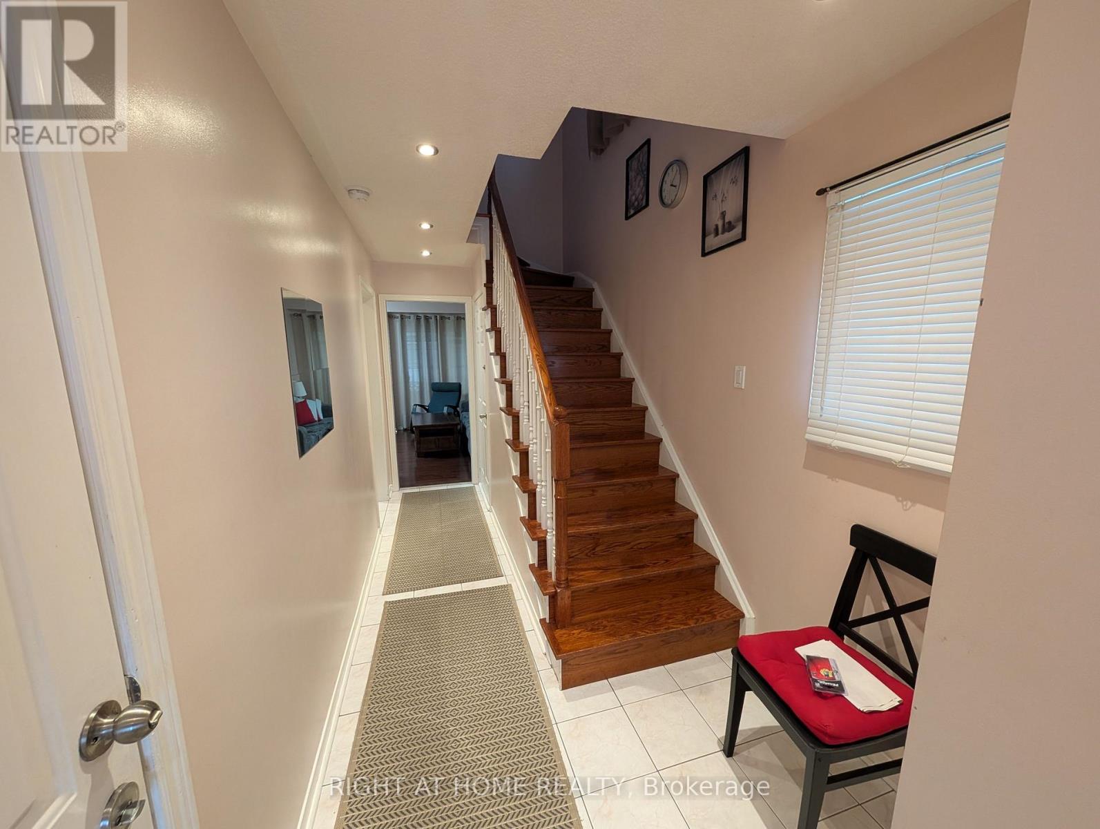 #upper - 3843 Densbury Drive, Mississauga, Ontario  L5N 6Z3 - Photo 6 - W12531444