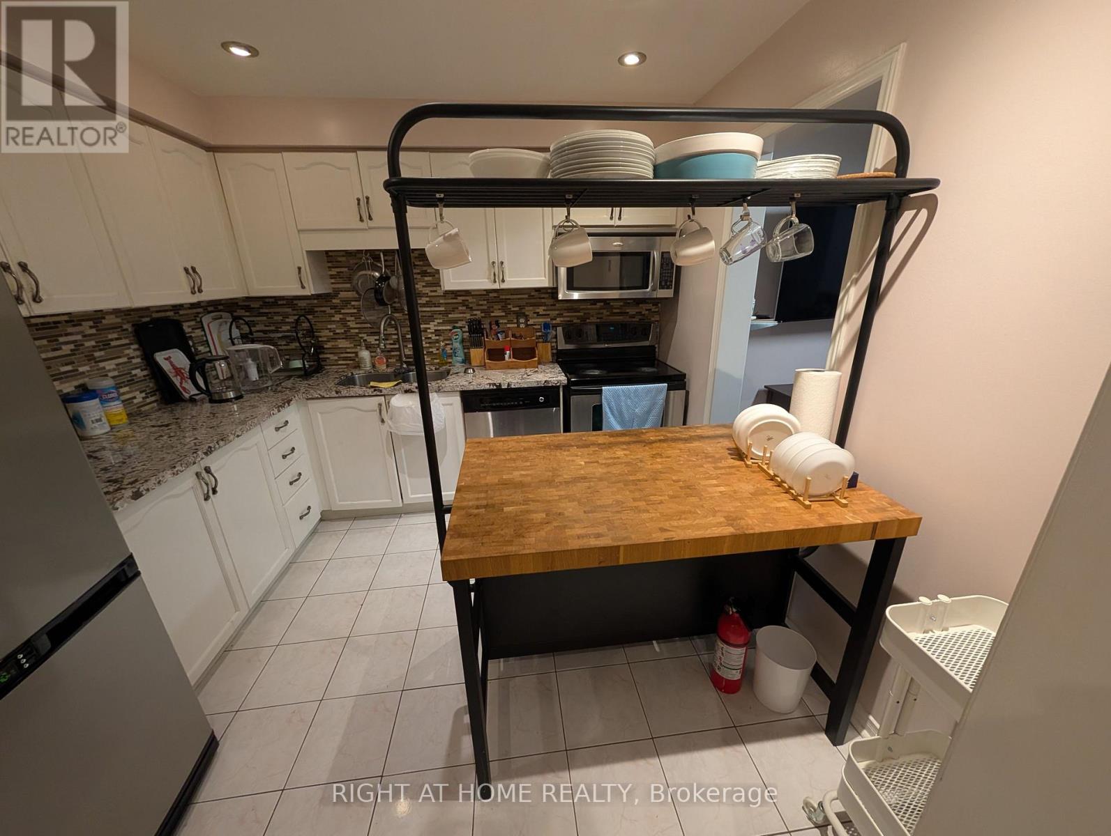 #upper - 3843 Densbury Drive, Mississauga, Ontario  L5N 6Z3 - Photo 7 - W12531444