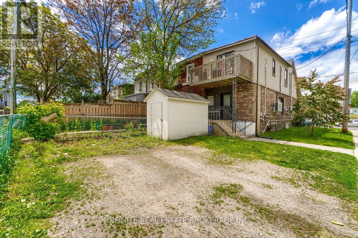 655 Coxwell Avenue, Toronto, Ontario  M4C 3B8 - Photo 9 - E12531450