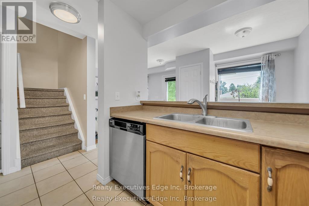 5 - 142 York Road, Guelph, Ontario N1E 3E9 - Photo 5 - X12531460