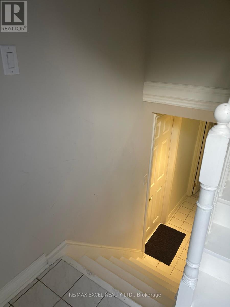 Bachlor-Basement - 387 Crosby Avenue, Richmond Hill, Ontario  L4C 2R8 - Photo 2 - N12531472