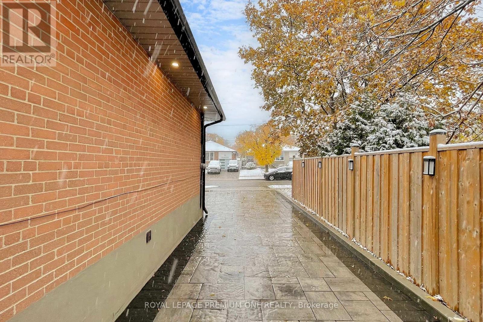 76 Alhart Drive, Toronto, Ontario  M9V 2N4 - Photo 27 - W12531486