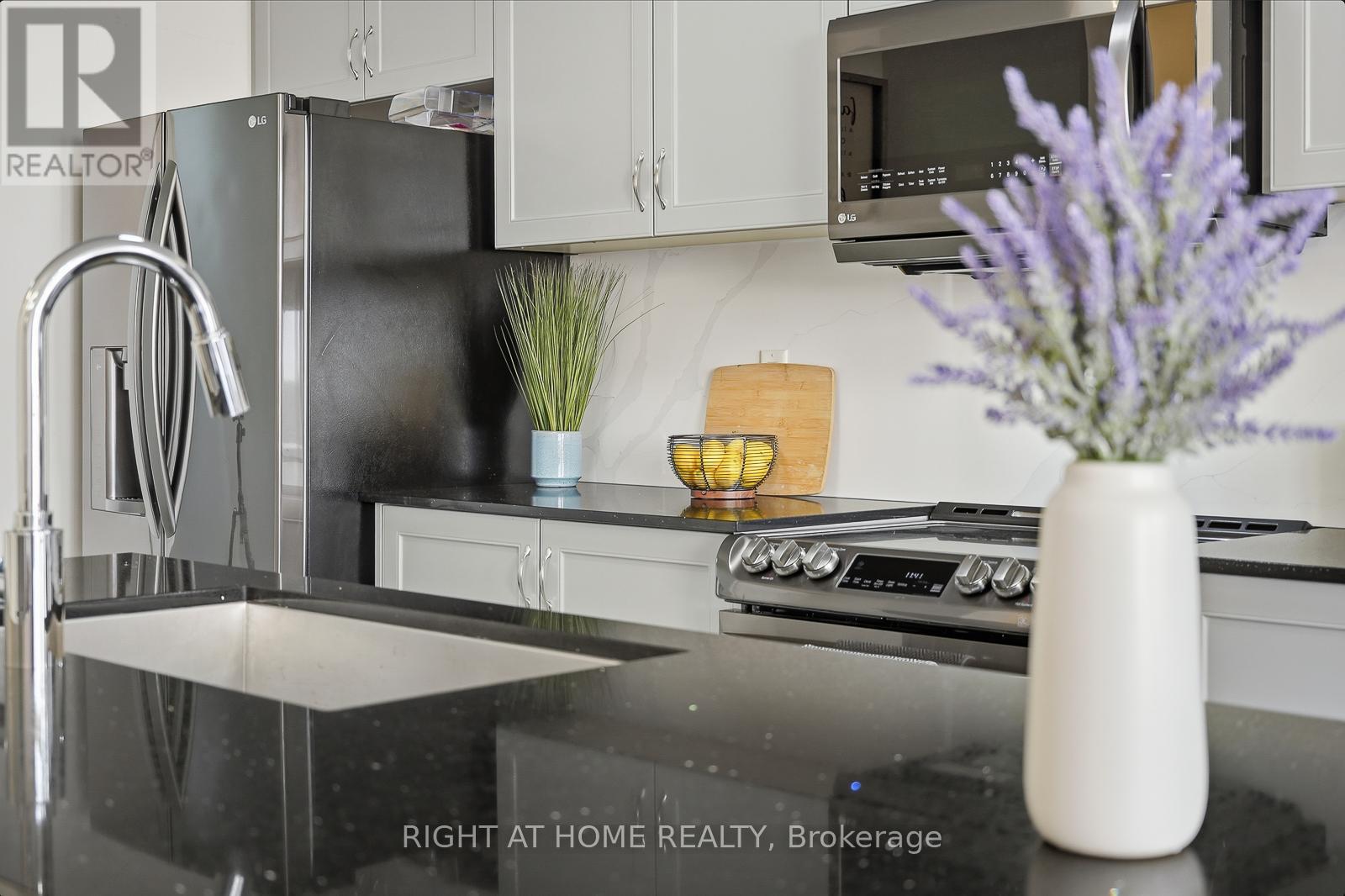 16 Angelfish Road, Brampton, Ontario  L7A 5C5 - Photo 17 - W12472340