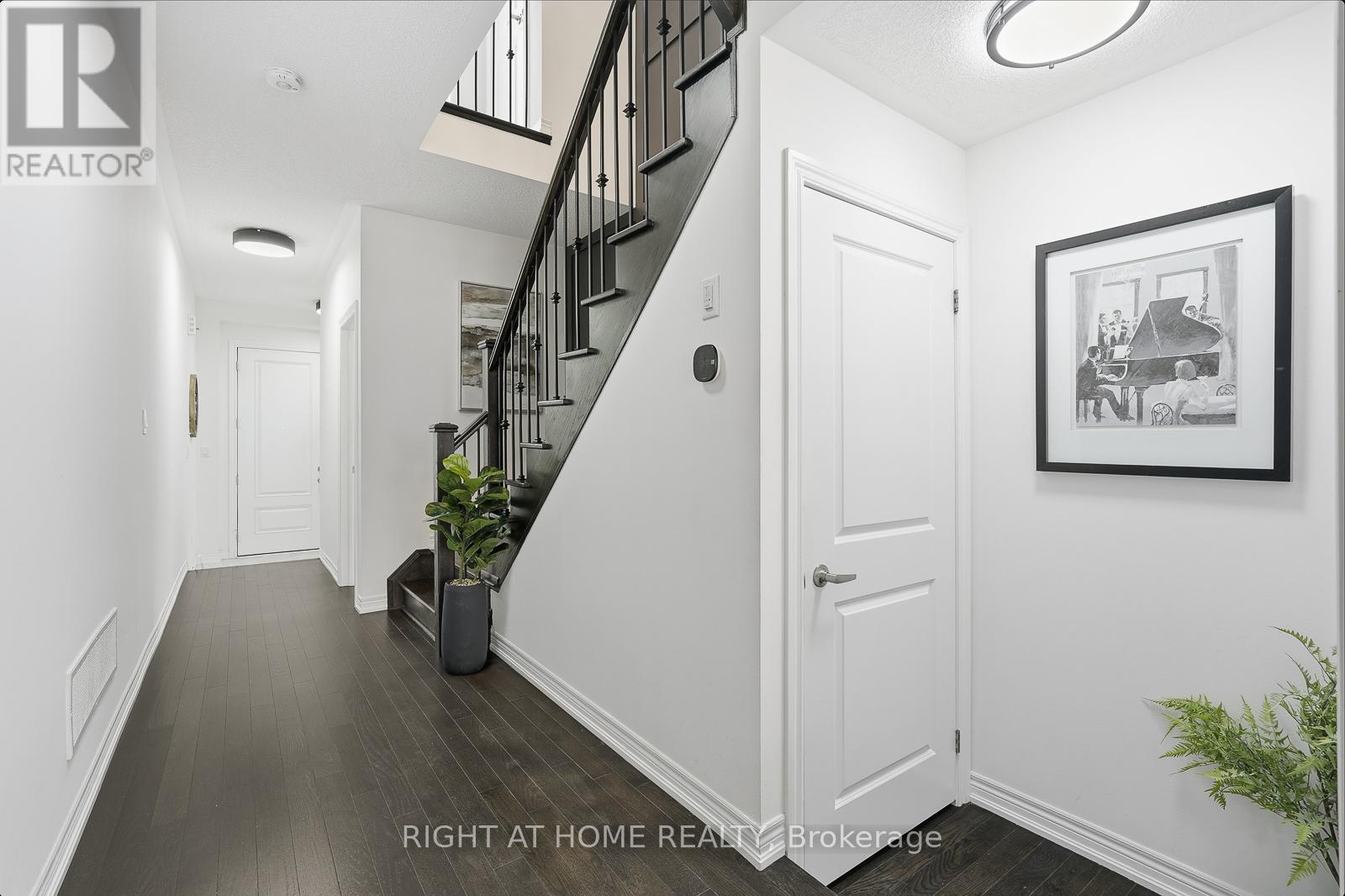 16 Angelfish Road, Brampton, Ontario  L7A 5C5 - Photo 9 - W12472340