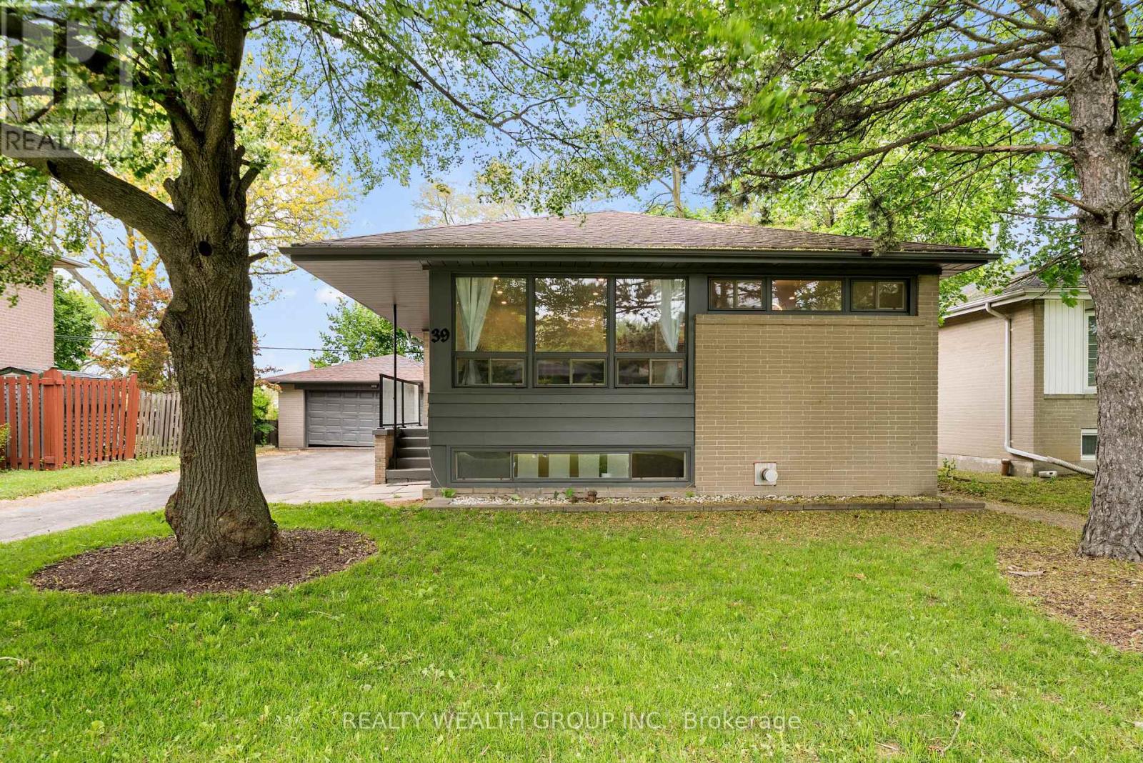 39 TREADGOLD CRESCENT, Toronto, Ontario