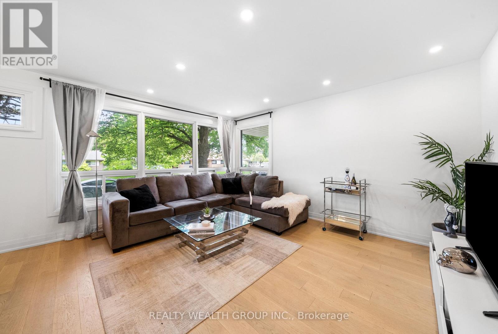 39 Treadgold Crescent, Toronto, Ontario  M3A 1X1 - Photo 5 - C12531554