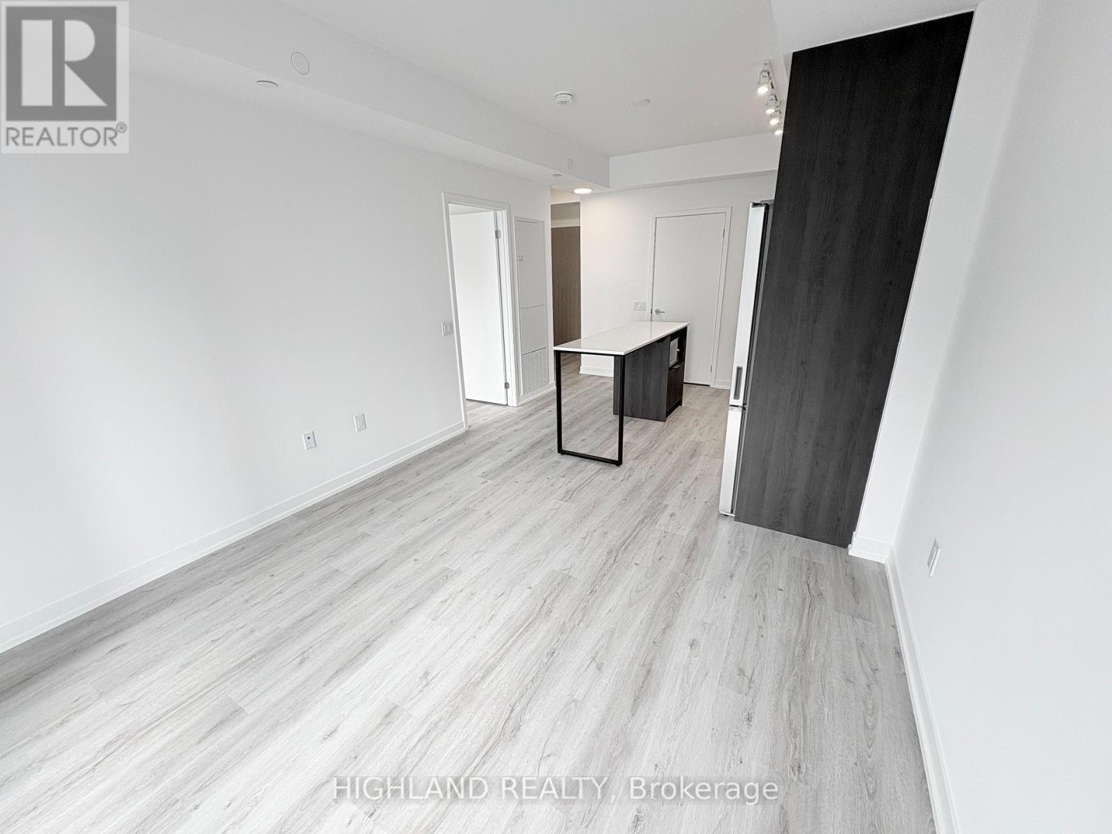 1409 - 395 Square One Drive, Mississauga, Ontario  L5B 0P6 - Photo 7 - W12531556