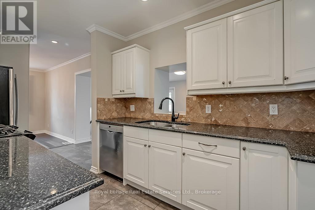 411 Trafalgar Road, Oakville, Ontario  L6J 3H8 - Photo 14 - W12531646