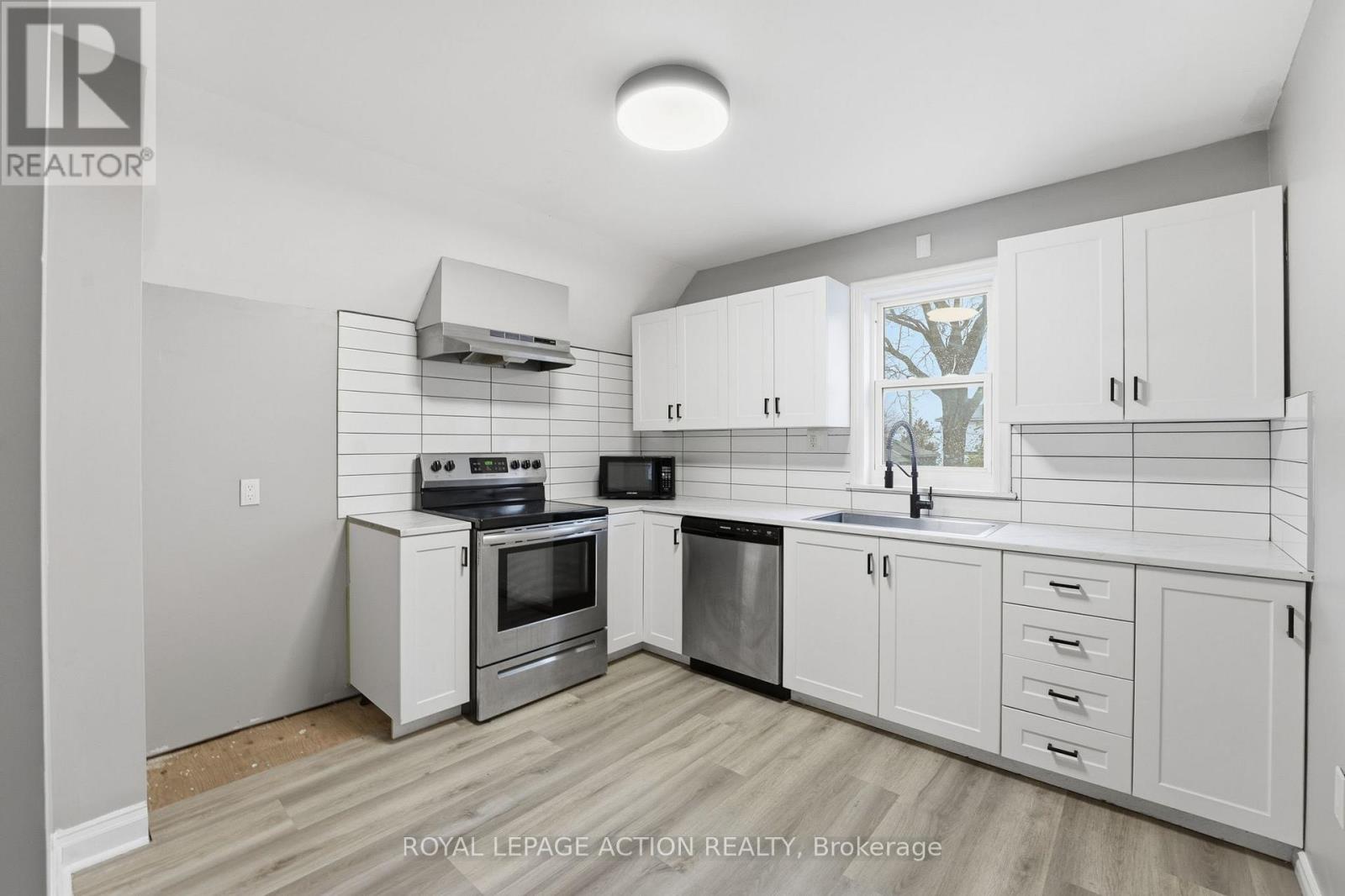 43 Richardson Street, Brantford, Ontario  N3T 1H7 - Photo 3 - X12531608