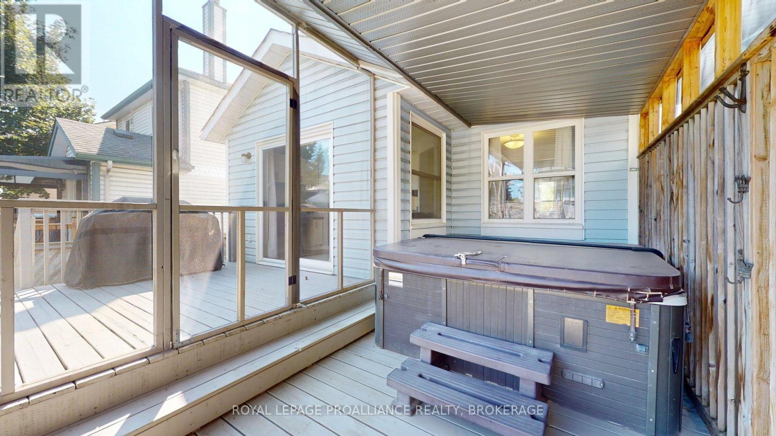 878 Walker Court, Kingston, Ontario  K7M 8L2 - Photo 4 - X12531746