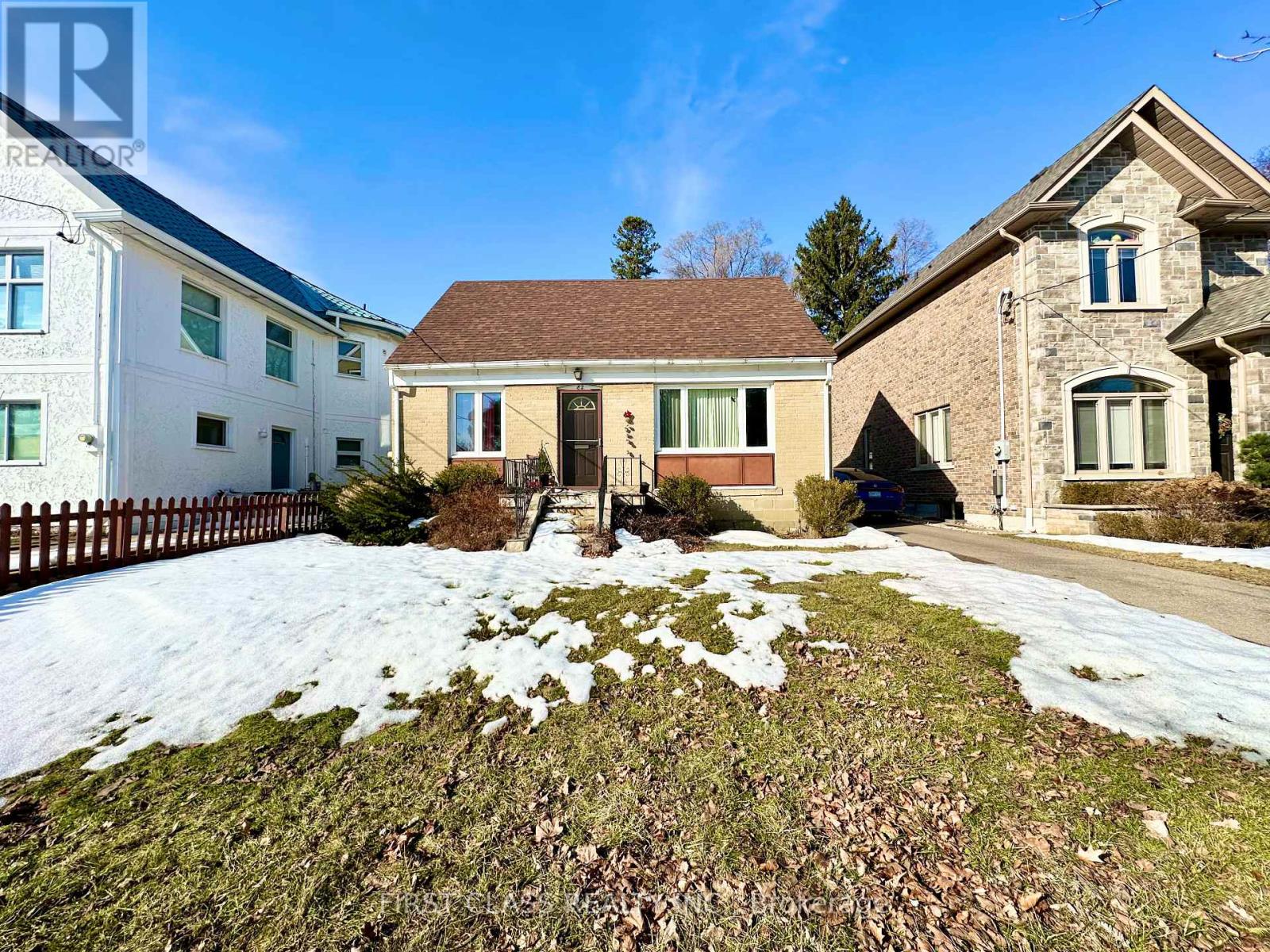 82 HILLCROFT DRIVE, Toronto, Ontario